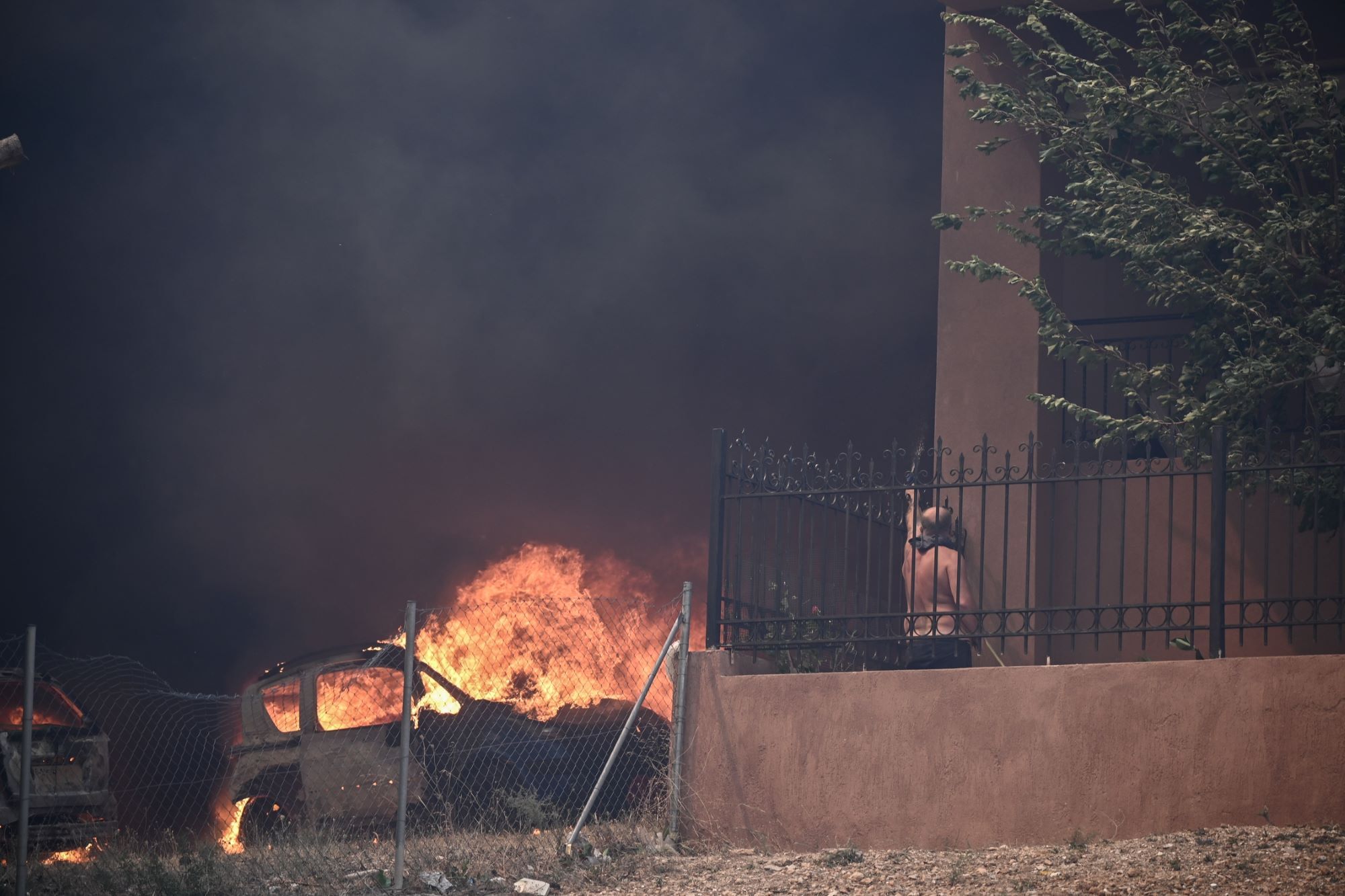 Αγωνιώδεις προσπάθειες για τη διάσωση σπιτιών στο Μενίδι ©Giannis Boziaris / SOOC