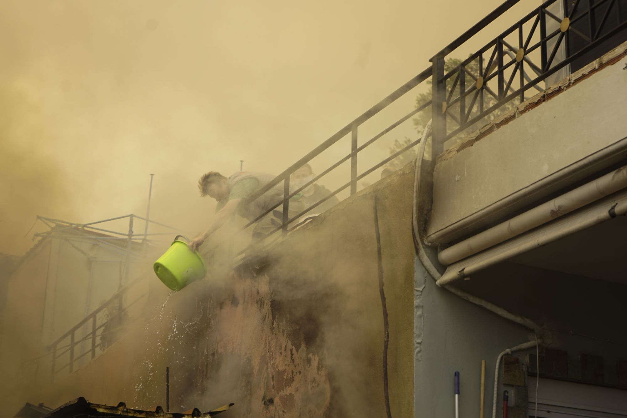 Αγωνιώδεις προσπάθειες για τη διάσωση σπιτιών στο Μενίδι ©Giannis Boziaris / SOOC