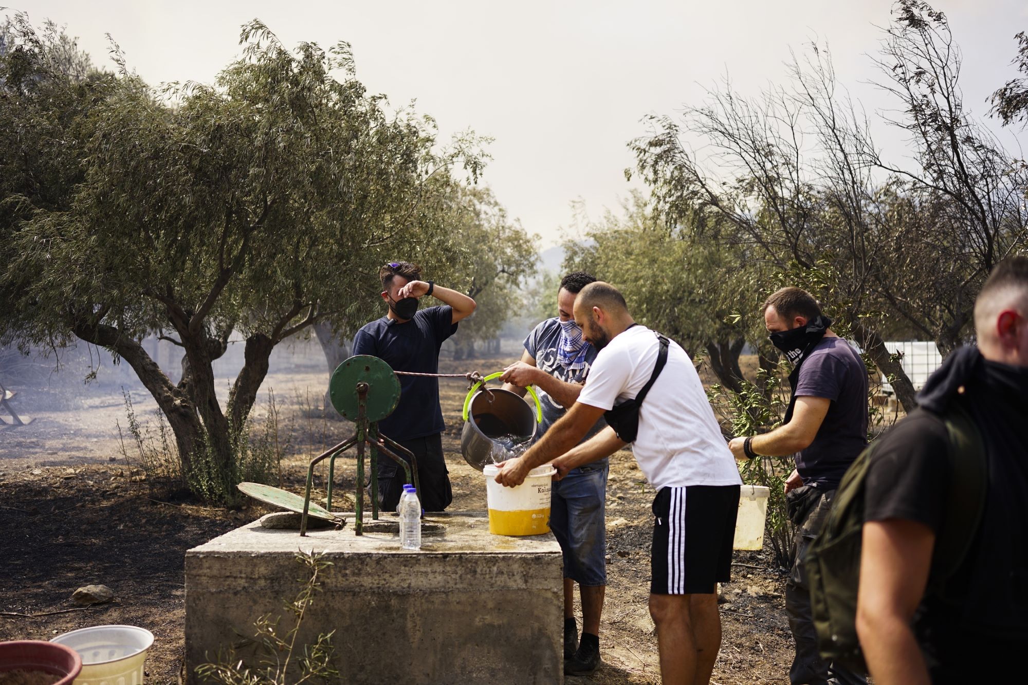 Αγωνιώδεις προσπάθειες για τη διάσωση σπιτιών στο Μενίδι ©Giannis Boziaris / SOOC