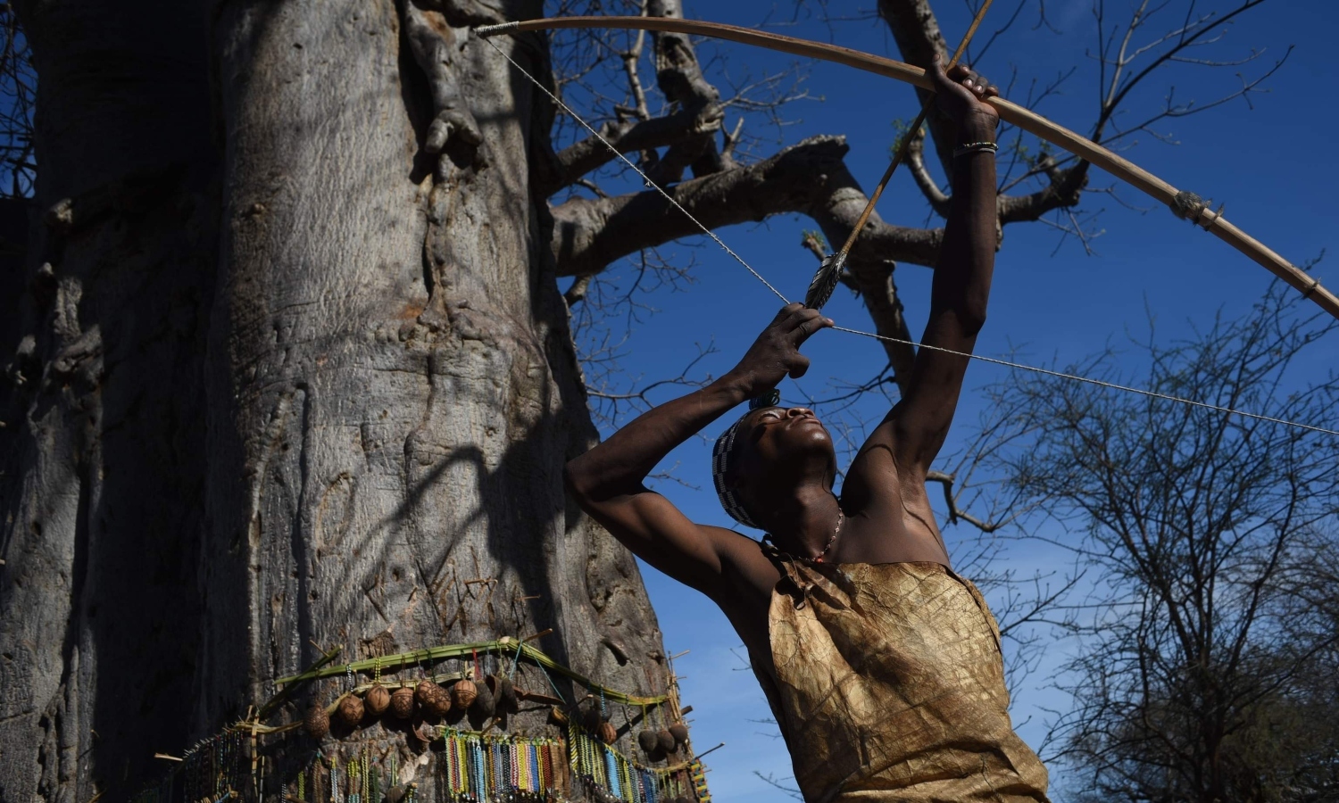 Ένας τοξότης στην Τανζανία