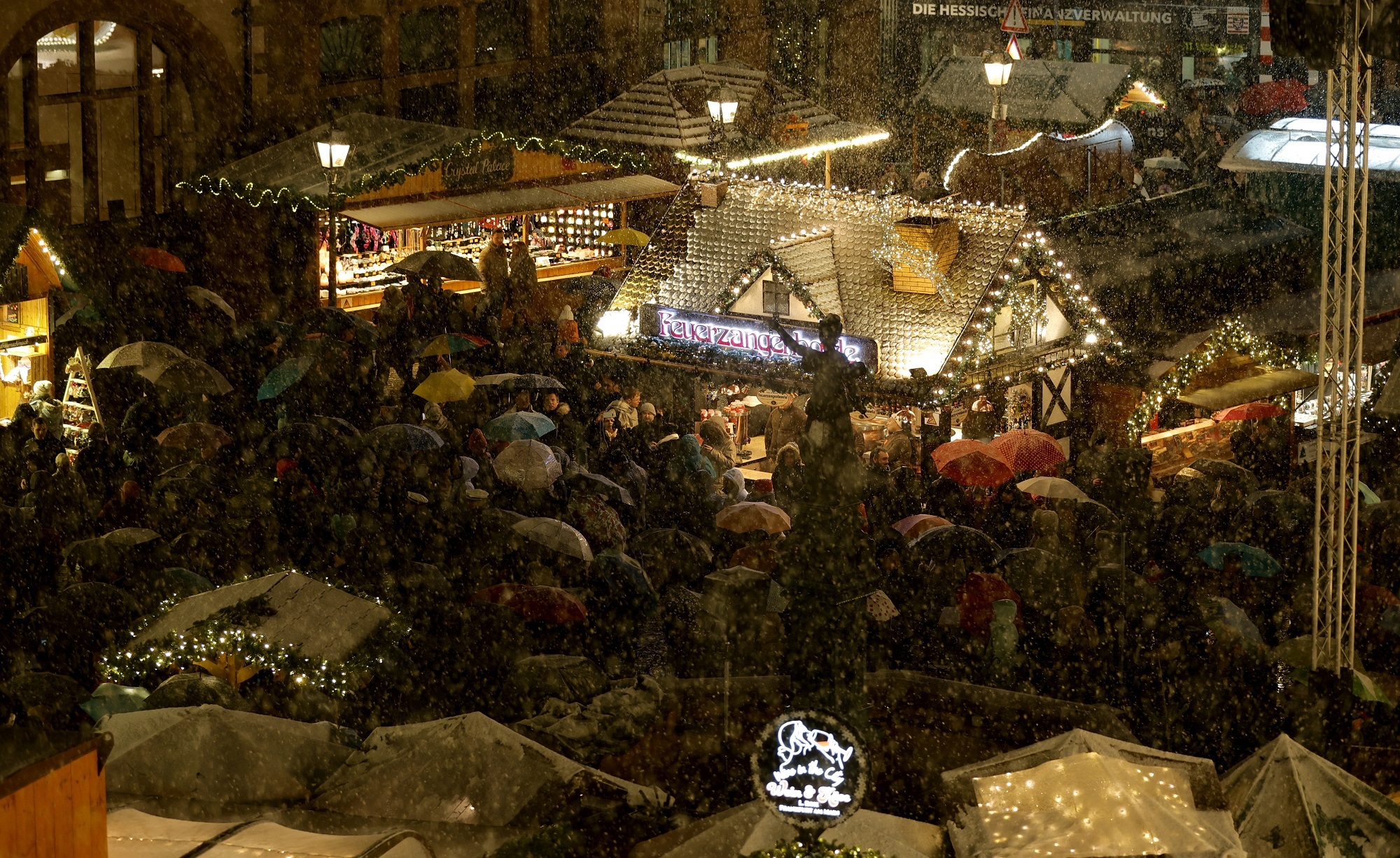 Η χριστουγεννιάτικη αγορά στη χιονισμένη Φρανκφούρτη 