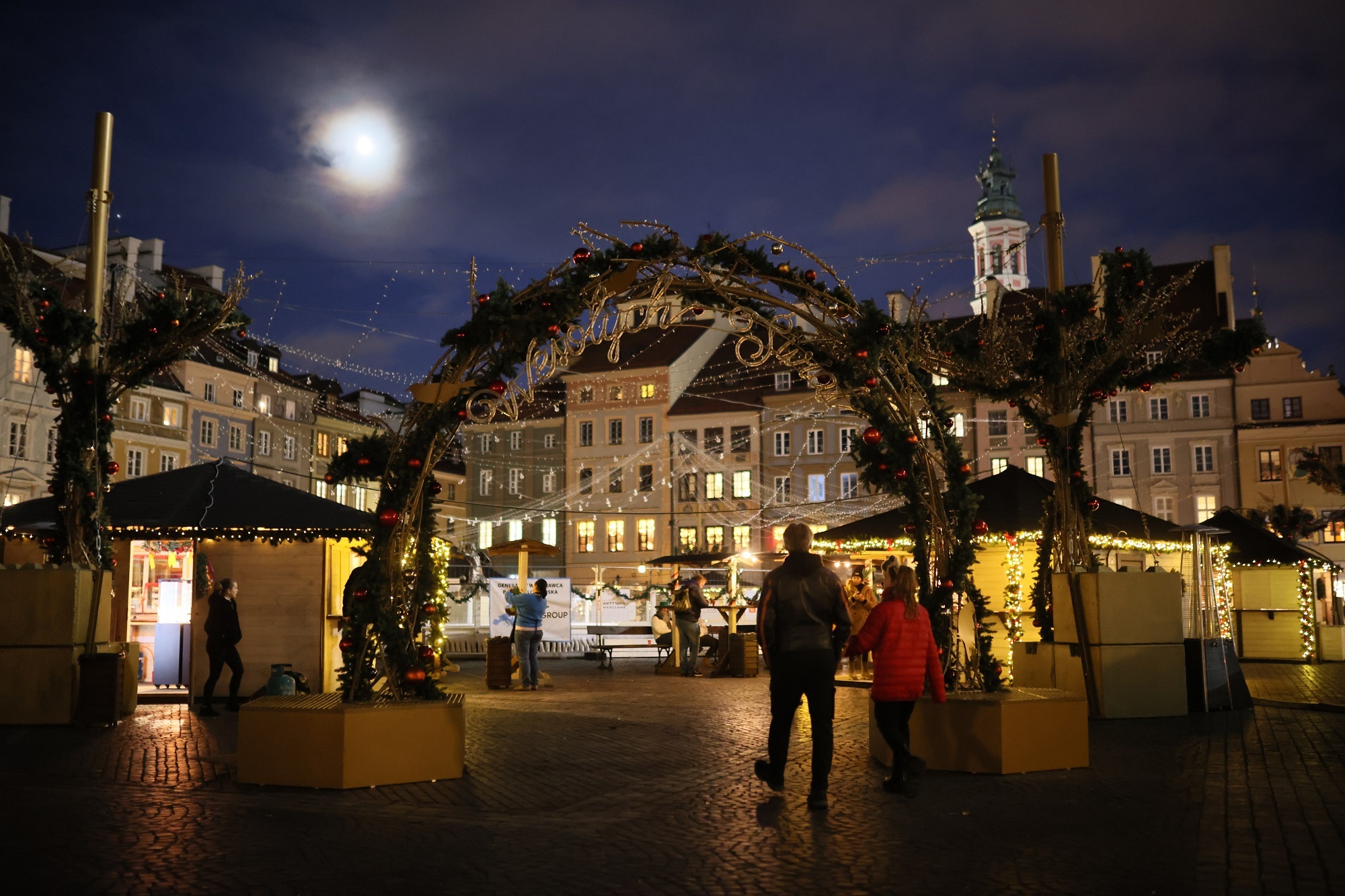 H πανσέληνος του Νοεμβρίου που μας πέρασε «φωτίζει» τις ετοιμασίες στη χριστουγεννιάτικη αγορά της Βαρσοβίας