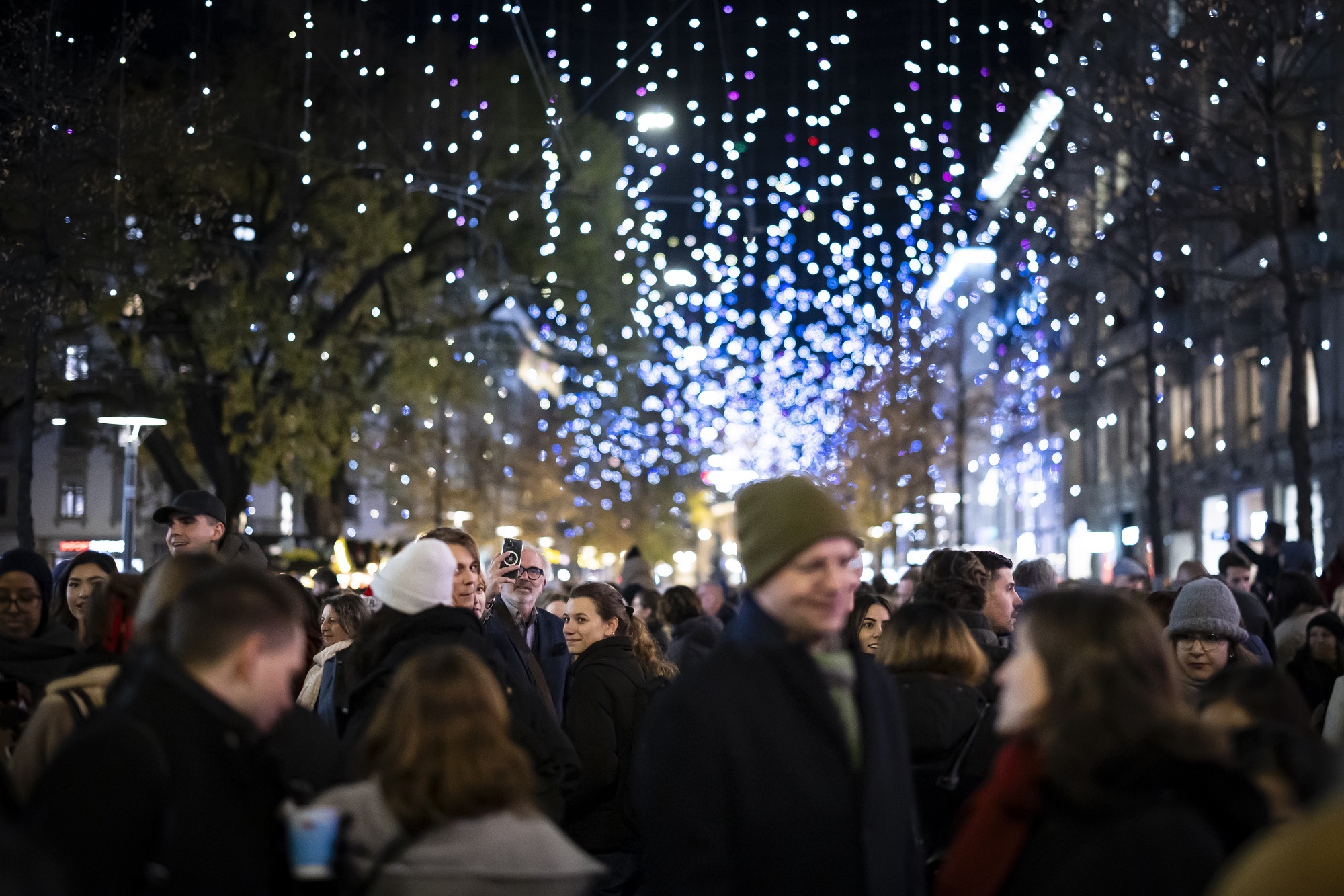 Μια «κουρτίνα» από χριστουγεννιάτικα λαμπιόνια δημιουργεί ένα υπέροχο σκηνικό στη Ζυρίχη της Ελβετίας
