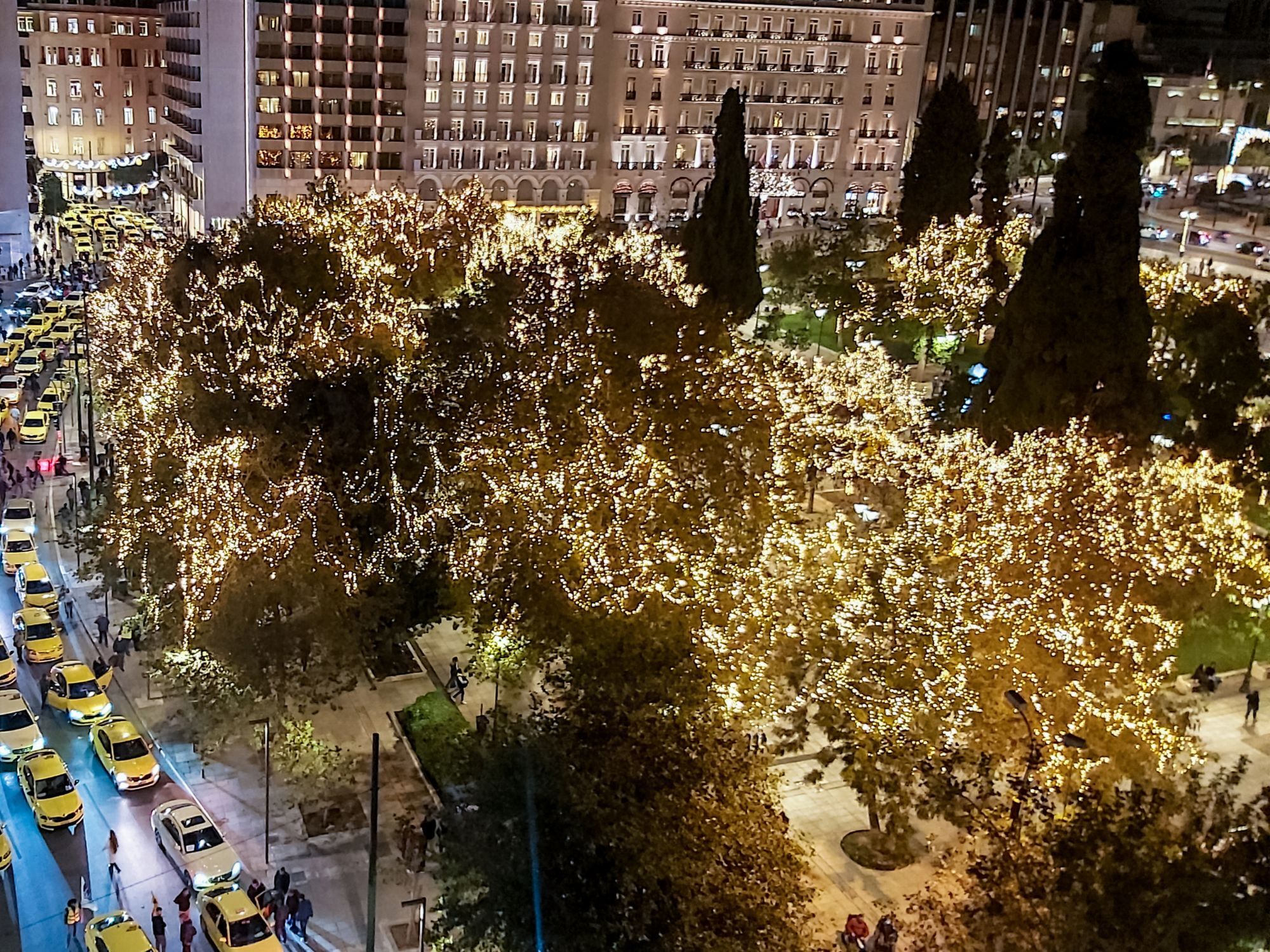 Η στολισμένη για τα Χριστούγεννα Αθήνα από ψηλά