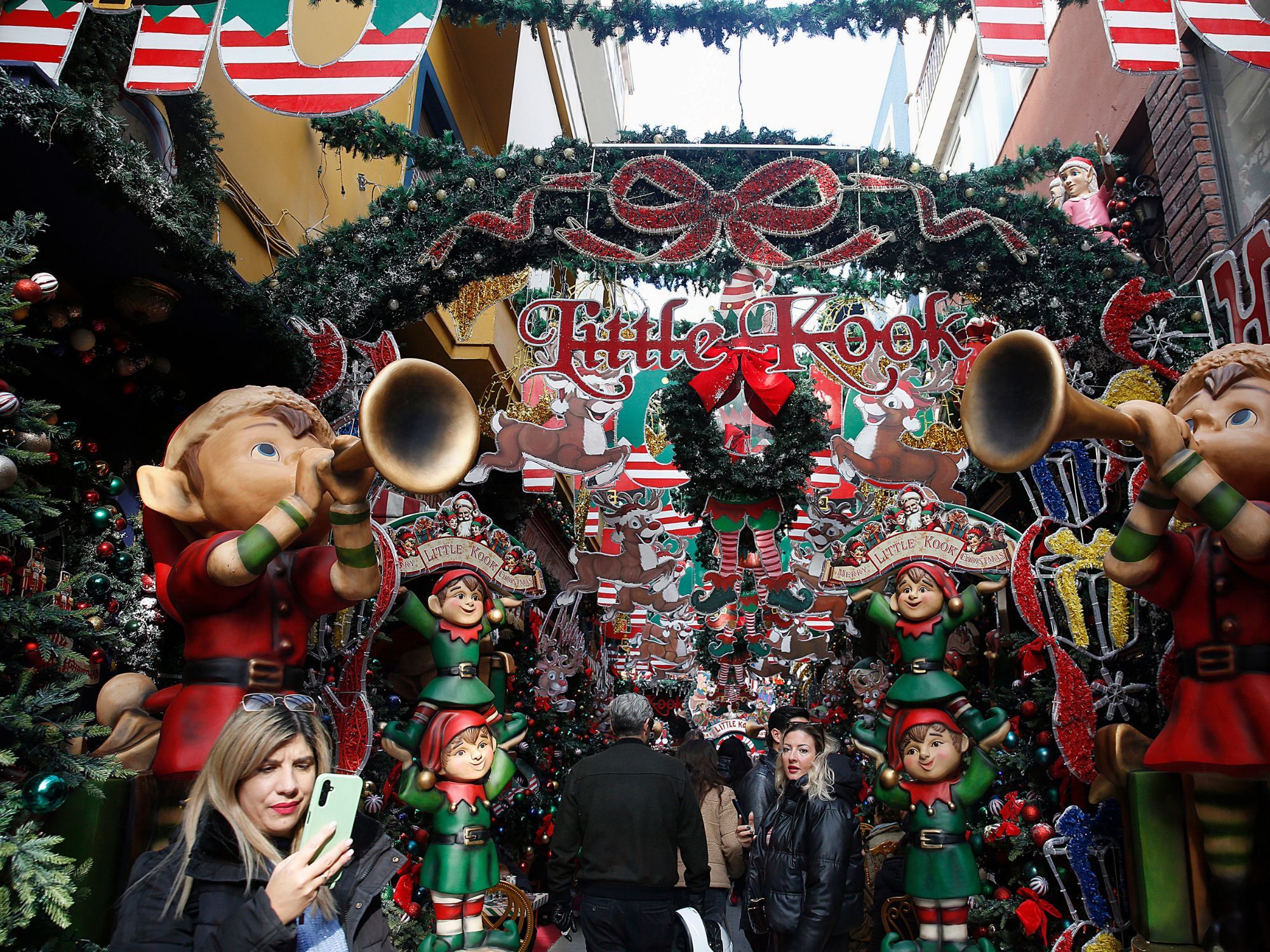 Τα μαγαζιά και οι γωνιές της Αθήνας στολισμένες περιμένουν τα Χριστούγεννα