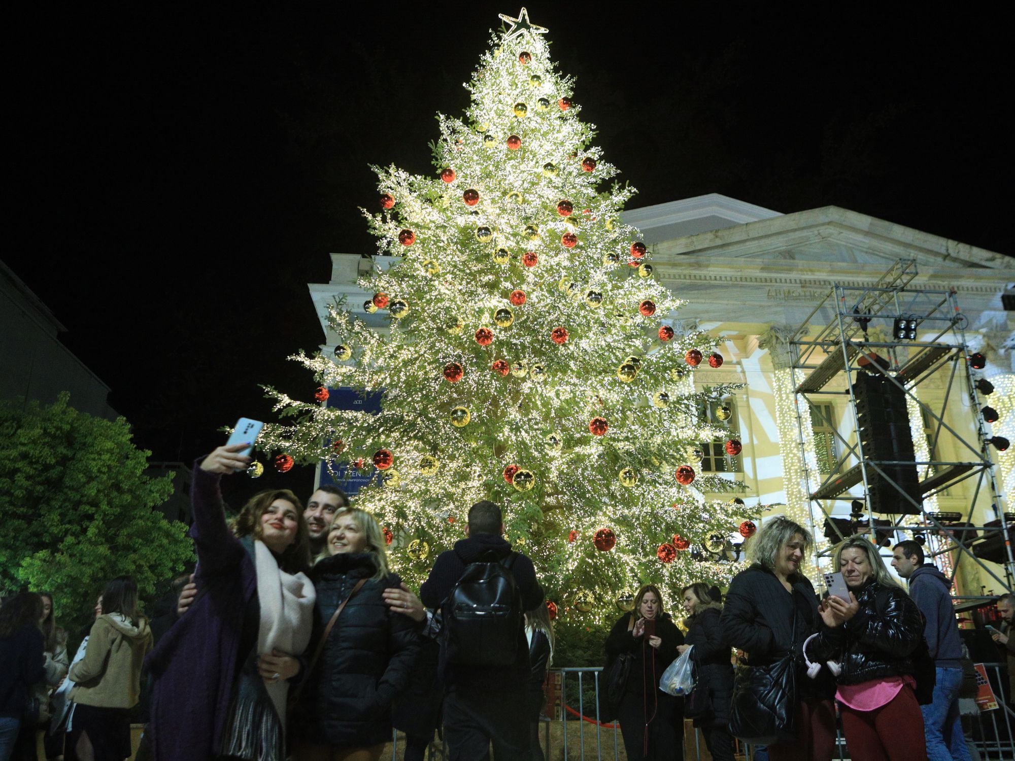 Ο Πειραιάς γιορτάζει τα Χριστούγεννα