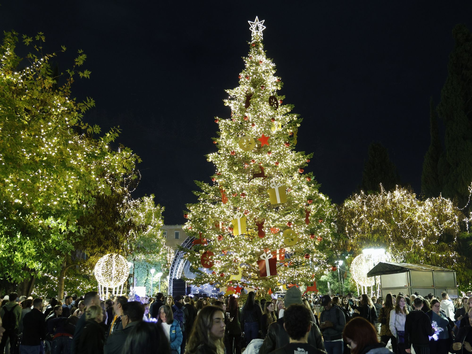 Η στολισμένη πλατεία Συντάγματος