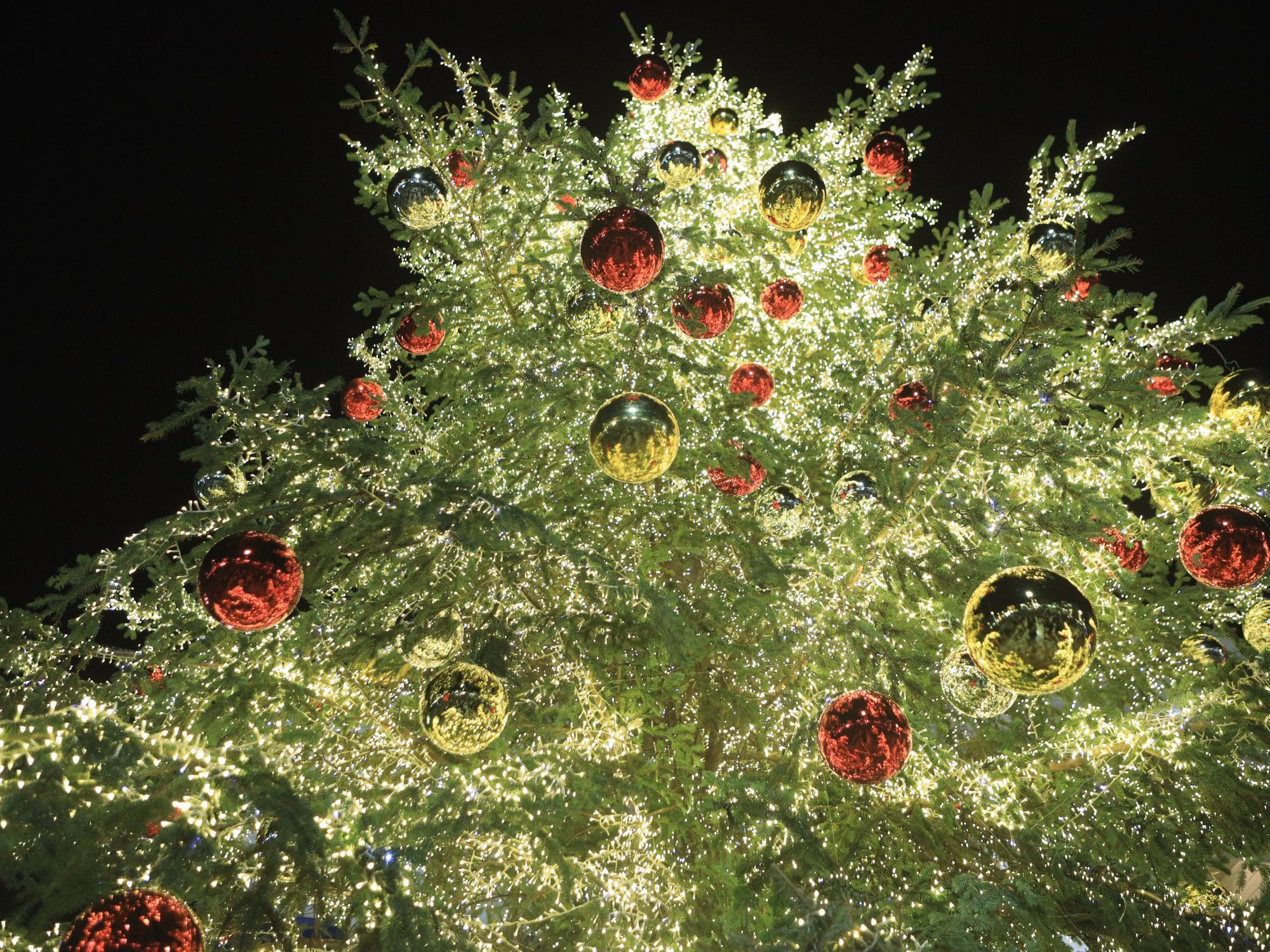Η Αθήνα σε γιορτινούς ρυθμούς