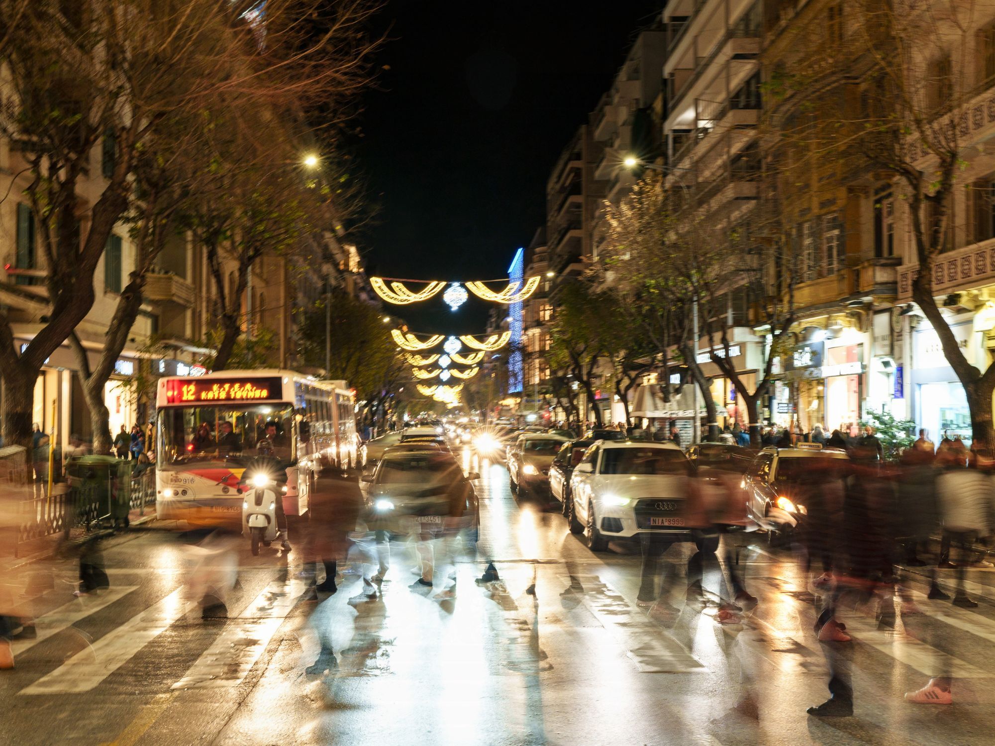 Η οδός Τσιμισκή στη Θεσσαλονίκη στολισμένη σε χριστουγεννιάτικη διάθεση