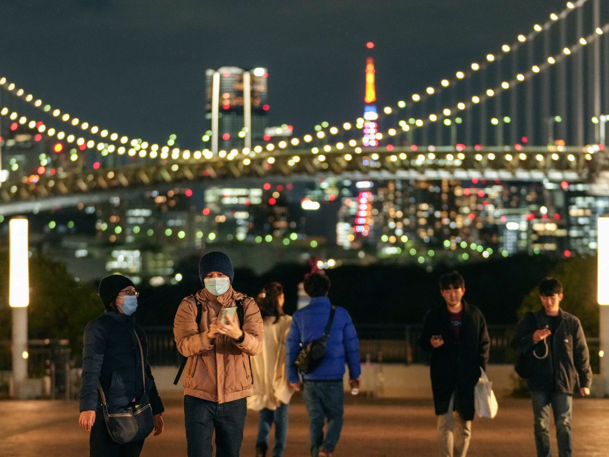 Τουρίστες απολαμβάνουν τη νυχτερινή θέα στη Γέφυρα του Ουράνιου Τόξου, στον Πύργο του Τόκιο 