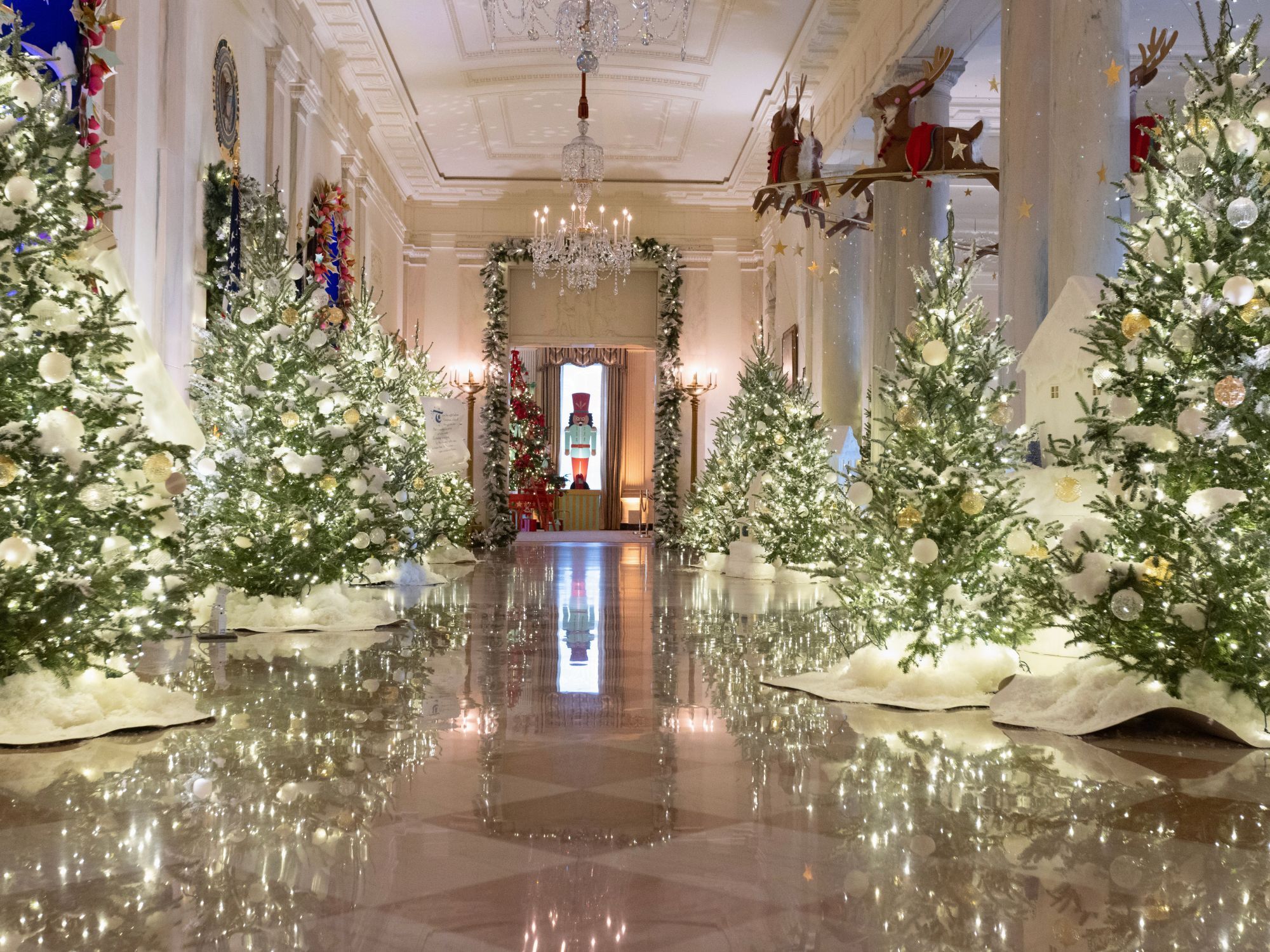 Στολίστηκε και ο Λευκός Οίκος για τα Χριστούγεννα, τον οποίο αναμένεται πως θα επισκεφτούν 100.000 άτομα την περιόδο των εορτών 