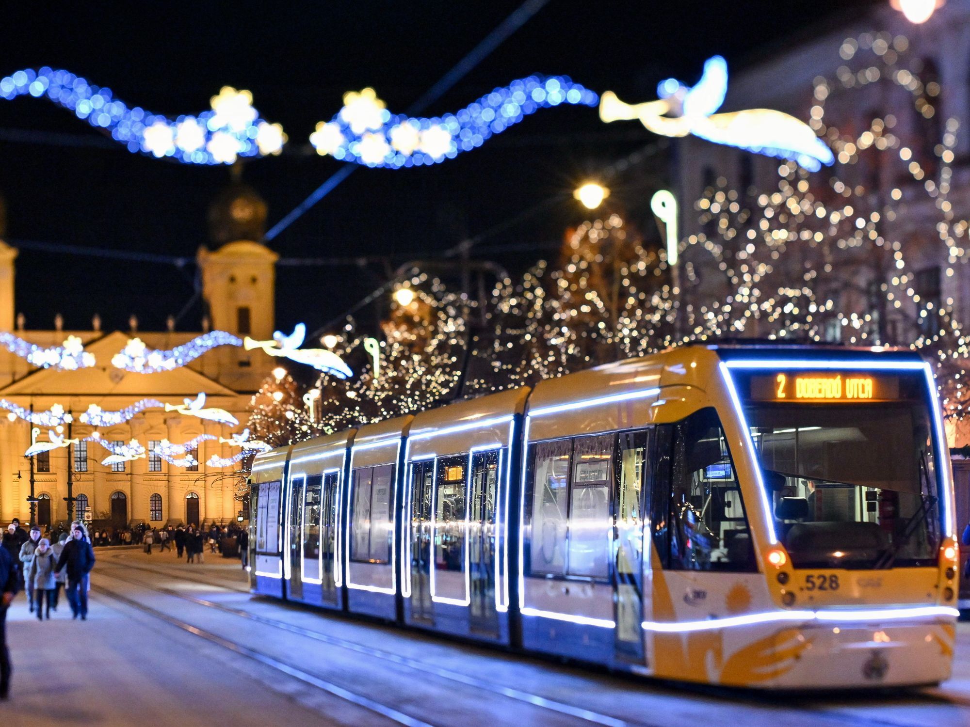 Tραμ μετακινείται στο κέντρο της πόλης φωτισμένο με χριστουγεννιάτικα φωτάκια στην Ουγγαρία 