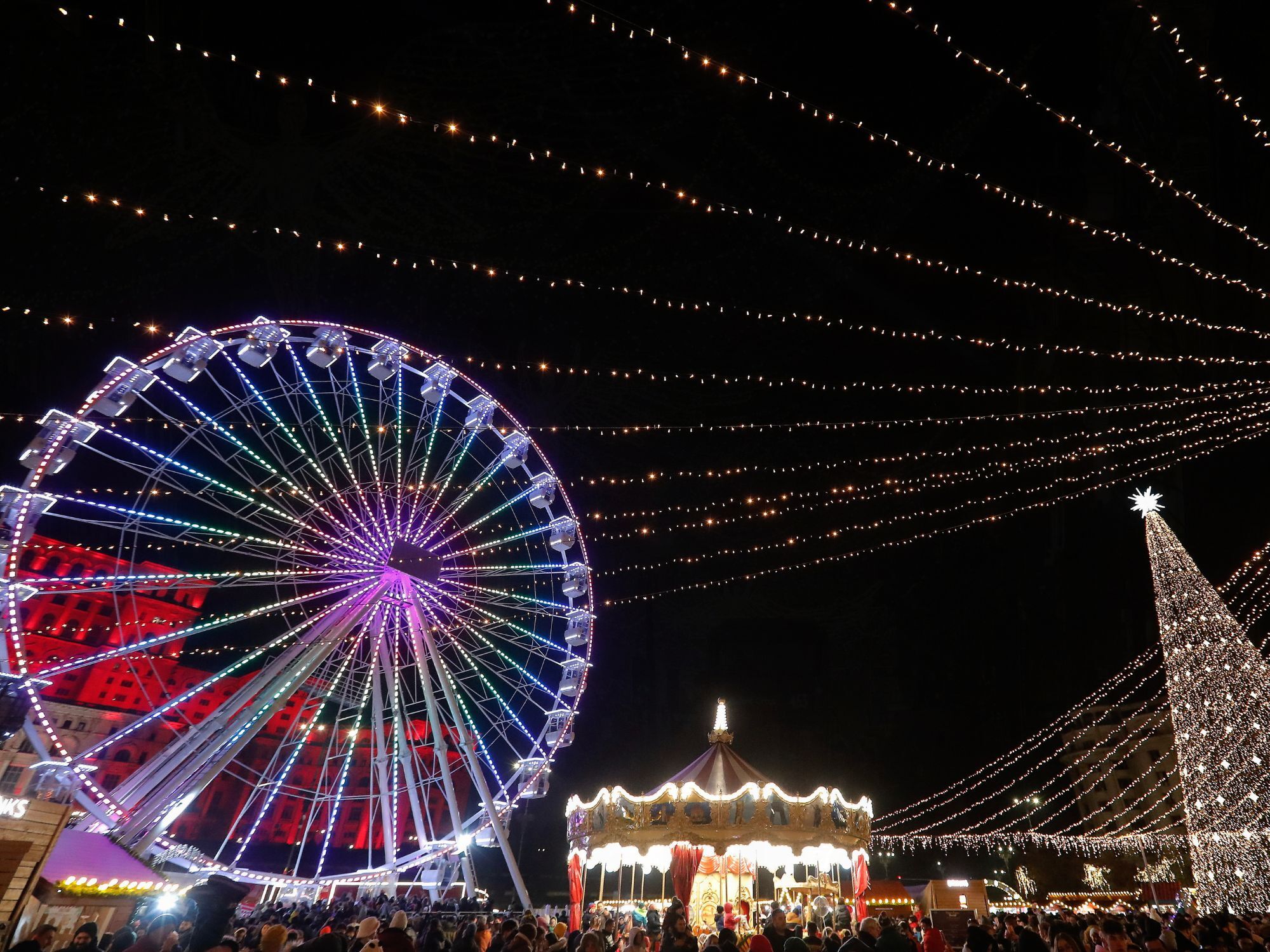 Στη χριστουγεννιάτικη αγορά στο κέντρο του Βουκουρεστίου στη Ρουμανία 