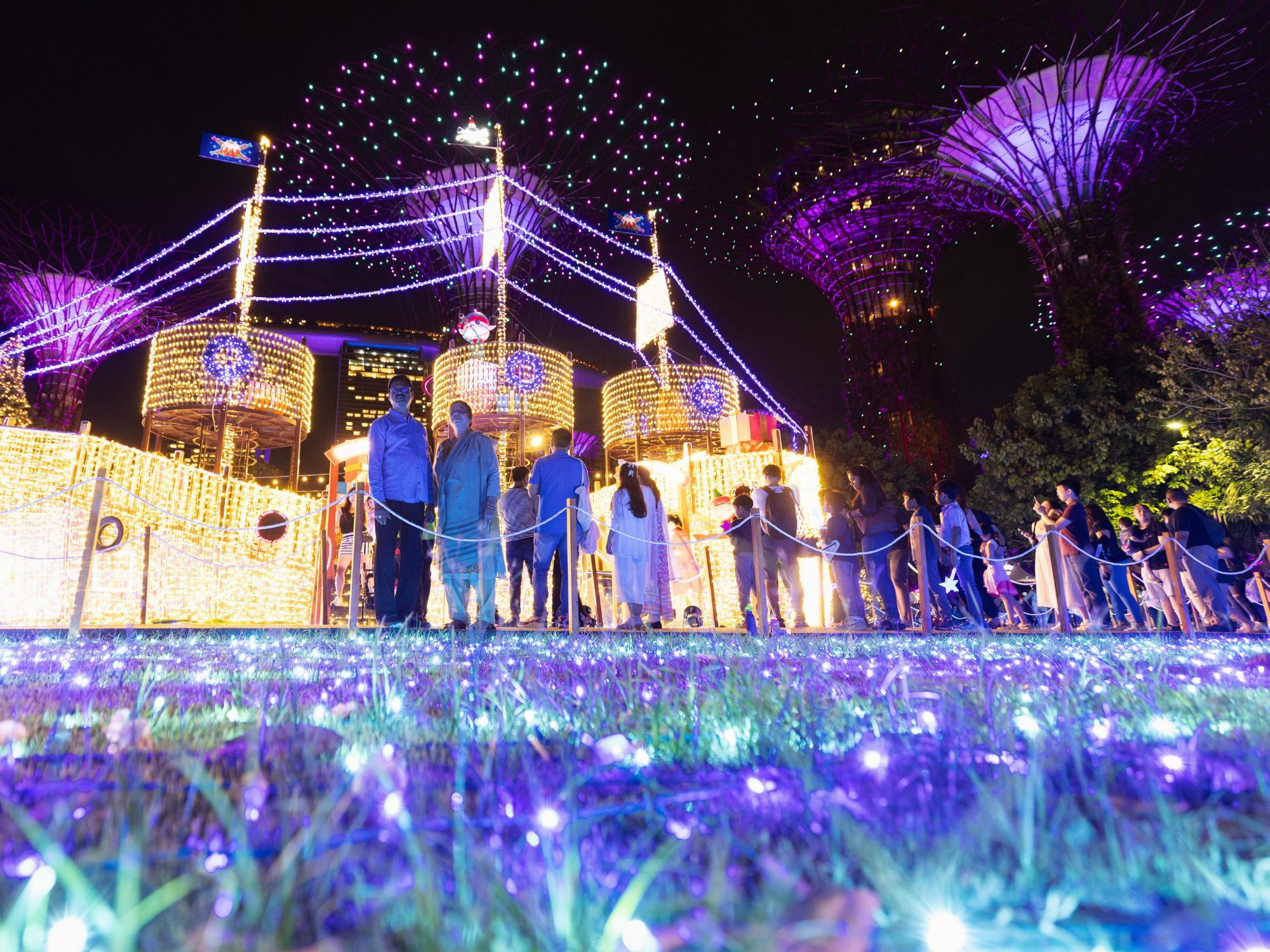 Στολισμένο με φωτάκια αντίγραφο πλοίου στο Χριστουγεννιάτικο Φεστιβάλ της Χώρας των Θαυμάτων στη Σιγκαπούρη 