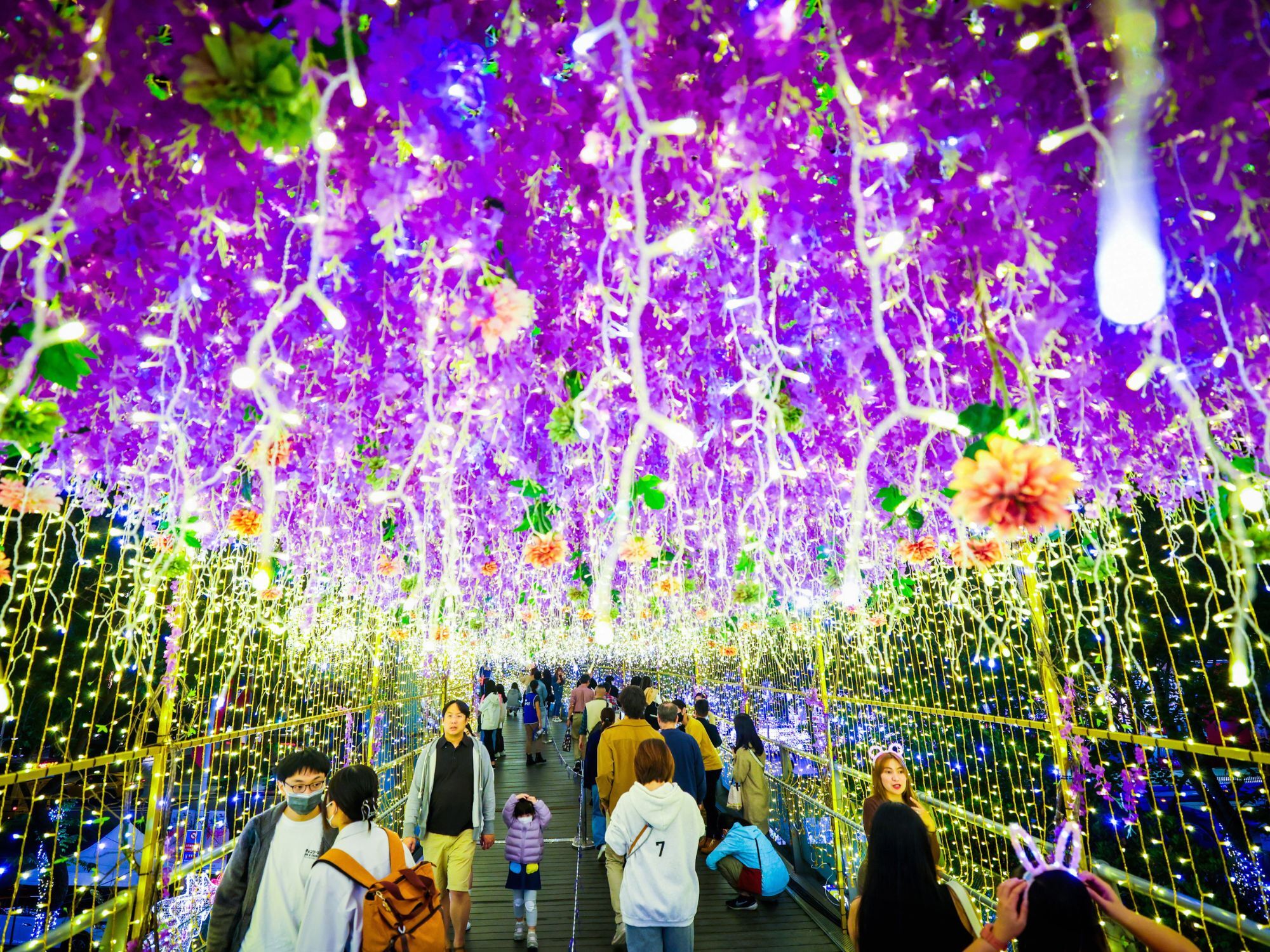 Οι άνθρωποι περπατούν κάτω από τη διακόσμηση με τα χριστουγεννιάτικα φωτάκια στη Νέα Ταϊπέι στο Ταϊβάν 