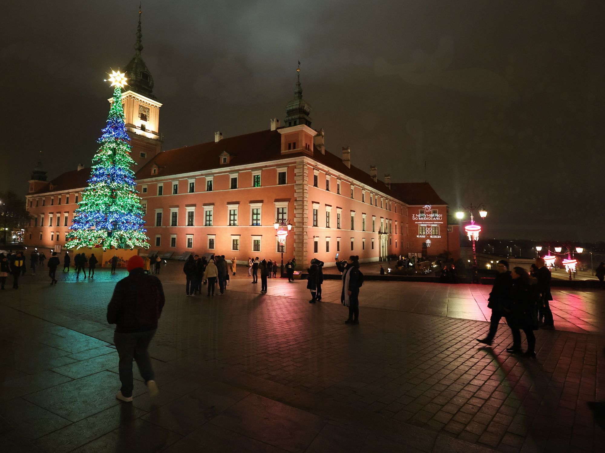 Οι άνθρωποι επισκέπτονται τις χριστουγεννιάτικες διακοσμήσεις στην πλατεία του Κάστρου στη Βαρσοβία, Πολωνία 
