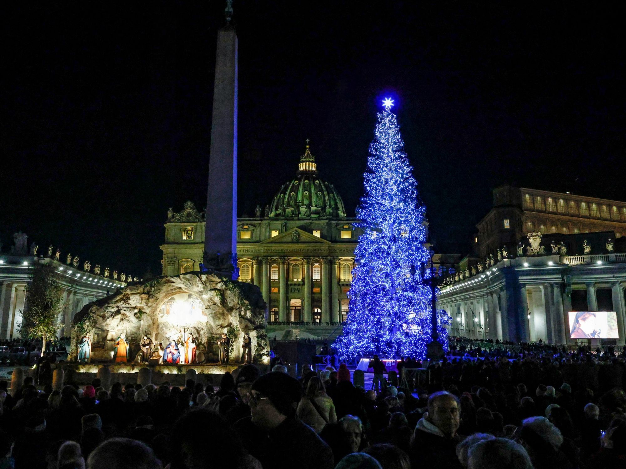 Η πλατεία του Αγίου Πέτρου με το χριστουγεννιάτικο δέντρο και τη σκηνή της φάτνης στο Βατικανό 