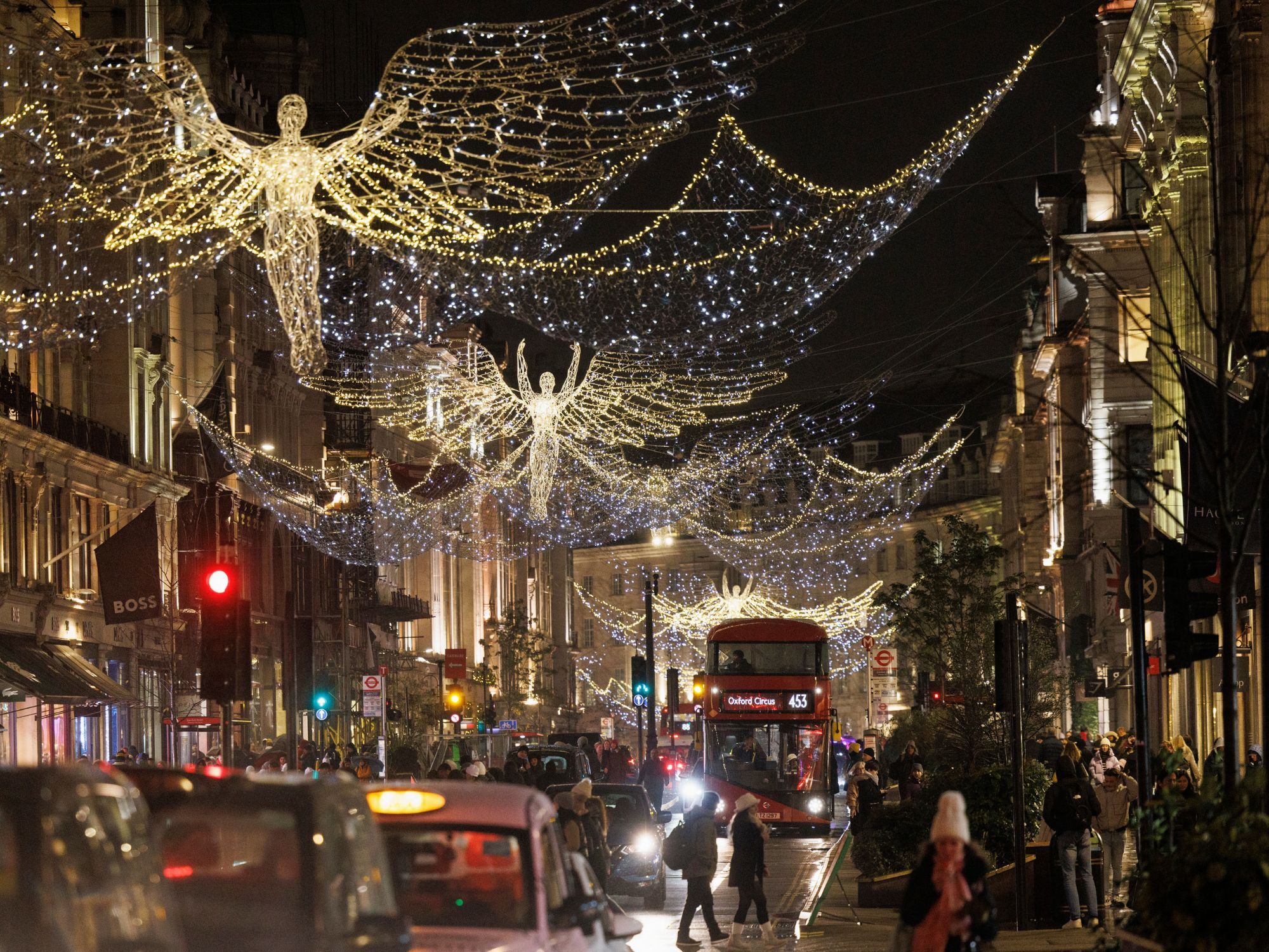  Πεζοί κάτω από τα χριστουγεννιάτικα φωτάκια στο Λονδίνο της Βρετανίας 