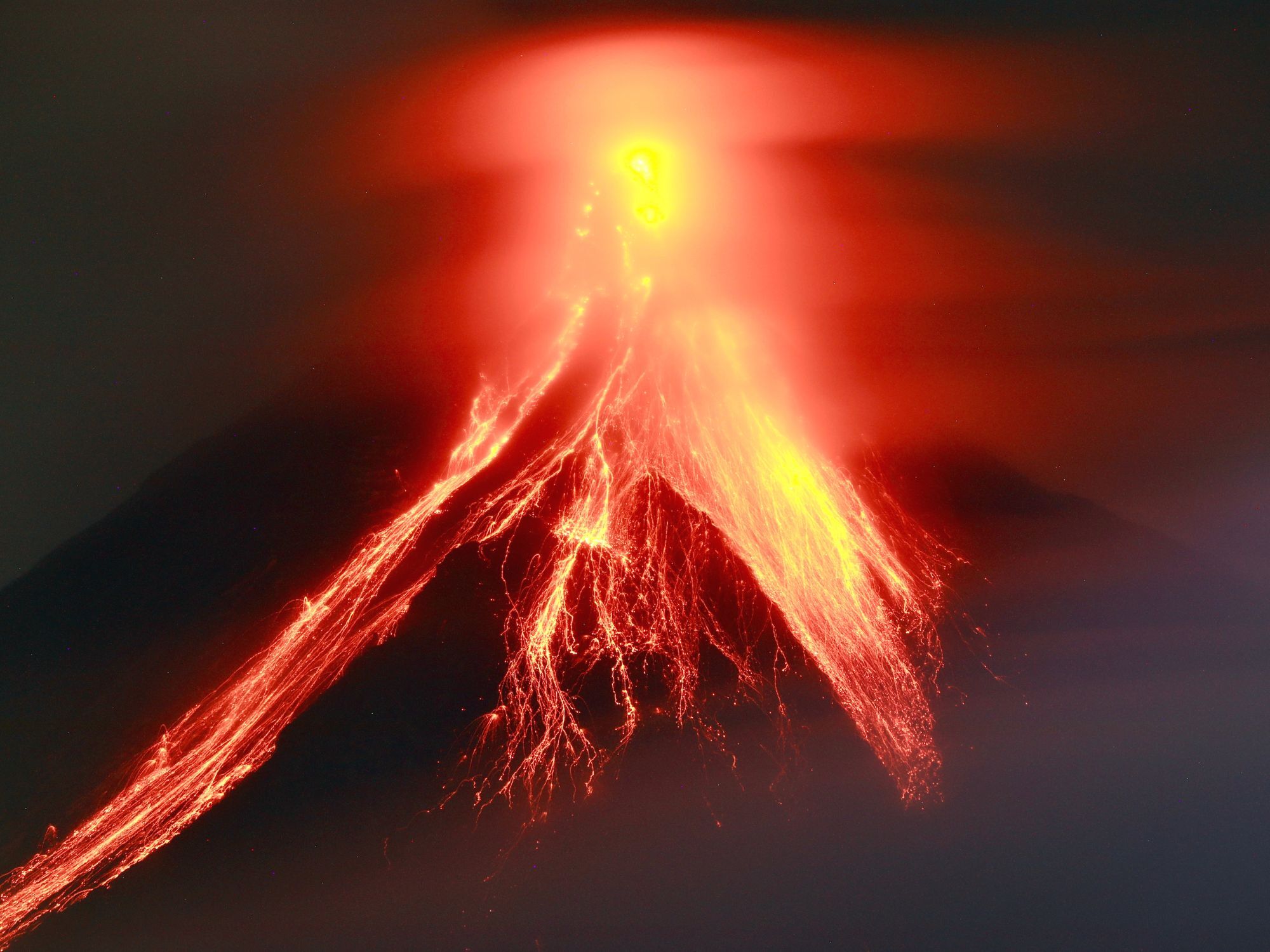 Το πιο ενεργό ηφαίστειο των Φιλιππίνων, το Μαγιόν εκτοξεύει λάβα 