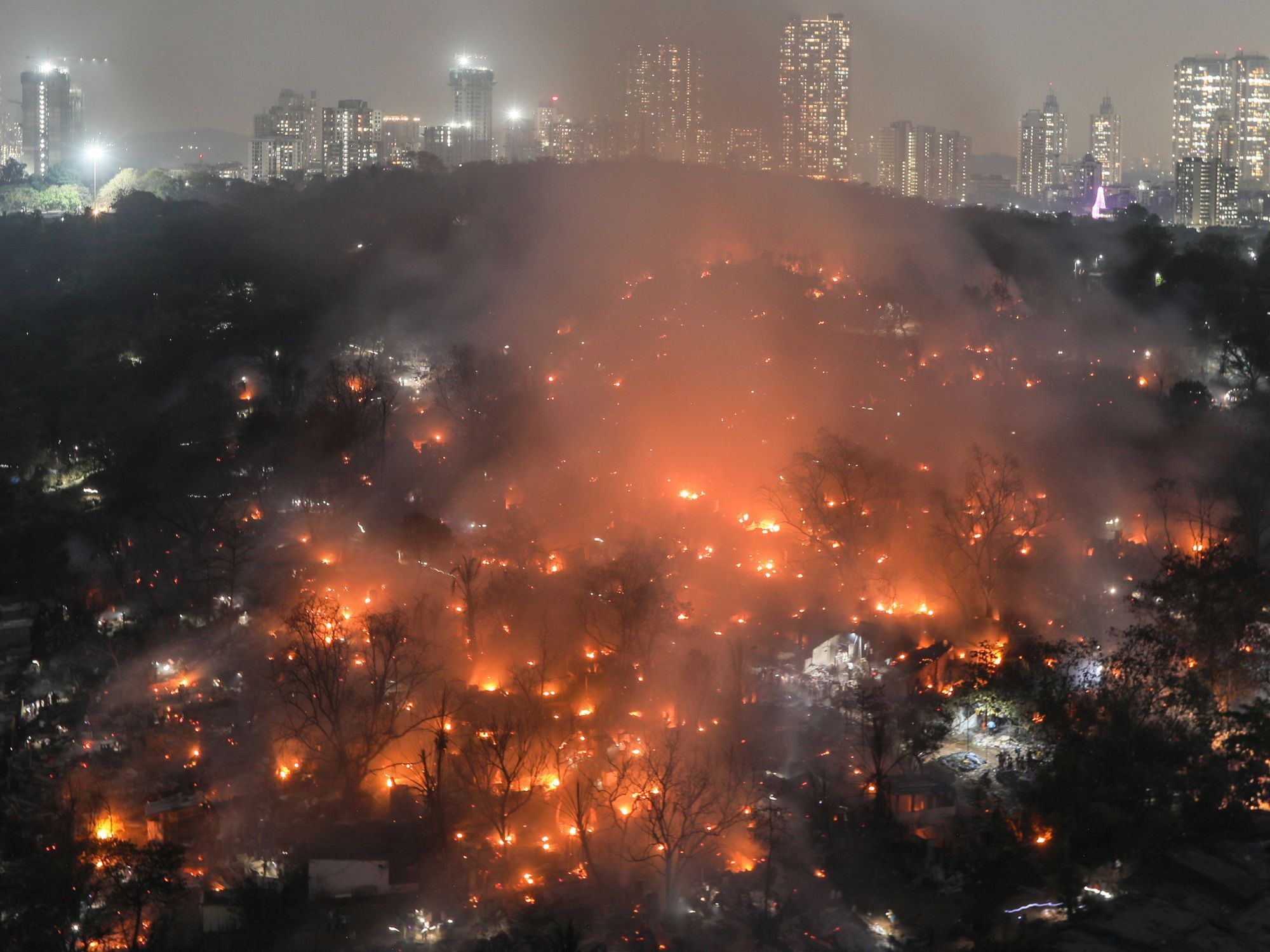 Tεράστια πυρκαγιά που ξέσπασε μέσα στις φτωχογειτονιές στη Βομβάη της Ινδίας στις 13 Μαρτίου 