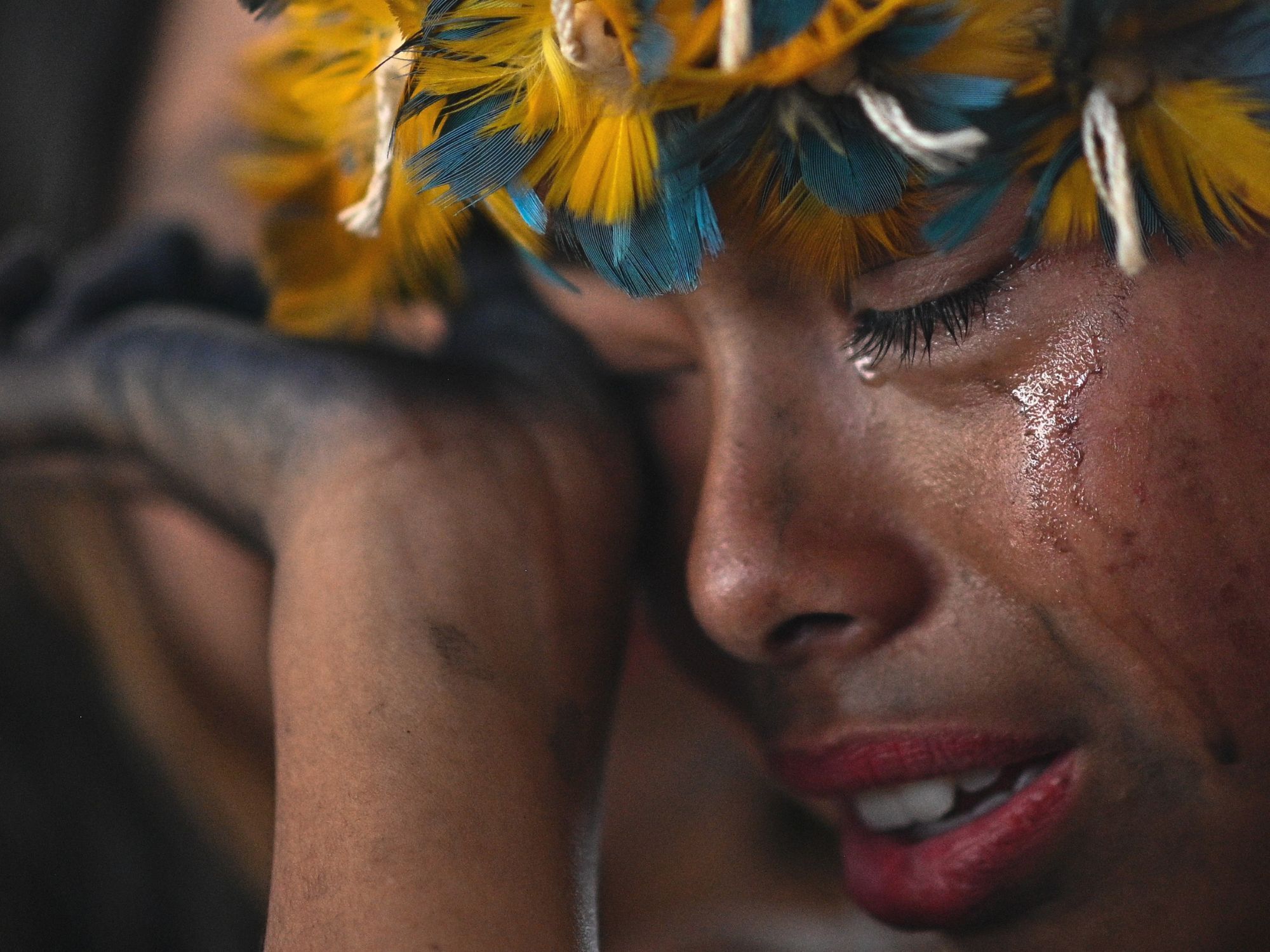 Συγκίνηση για την ευνοϊκή απόφαση του Ανώτατου Ομοσπονδιακού Δικαστηρίου της Βραζιλίας, για την αναγνώριση του δικαιώματος αυτόχθονων πληθυσμών σε εδάφη που κατείχαν ιστορικά και από τα οποία εκδιώχθηκαν από επιχειρηματίες και ακροδεξιές πολιτικές ομάδες, Βραζιλία, 21 Σεπτεμβρίου 