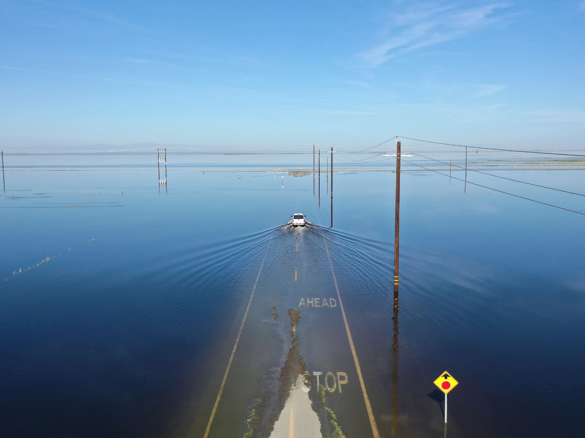 Στην κοιλάδα του Σαν Χοακίν της Καλιφόρνιας η λίμνη Τουλάρε που είχε αποστραγγιστεί πλήρως, επανεμφανίστηκε έπειτα από έναν χρόνο έντονων βροχοπτώσεων. Δρόμοι παραμένουν πλημμυρισμένοι, οι καλλιέργειες έχουν «πνιγεί» στο νερό και οι κάτοικοι ζητούν βοήθεια από την πολιτεία, 27 Απριλίου© Mario Tama/Getty Images
