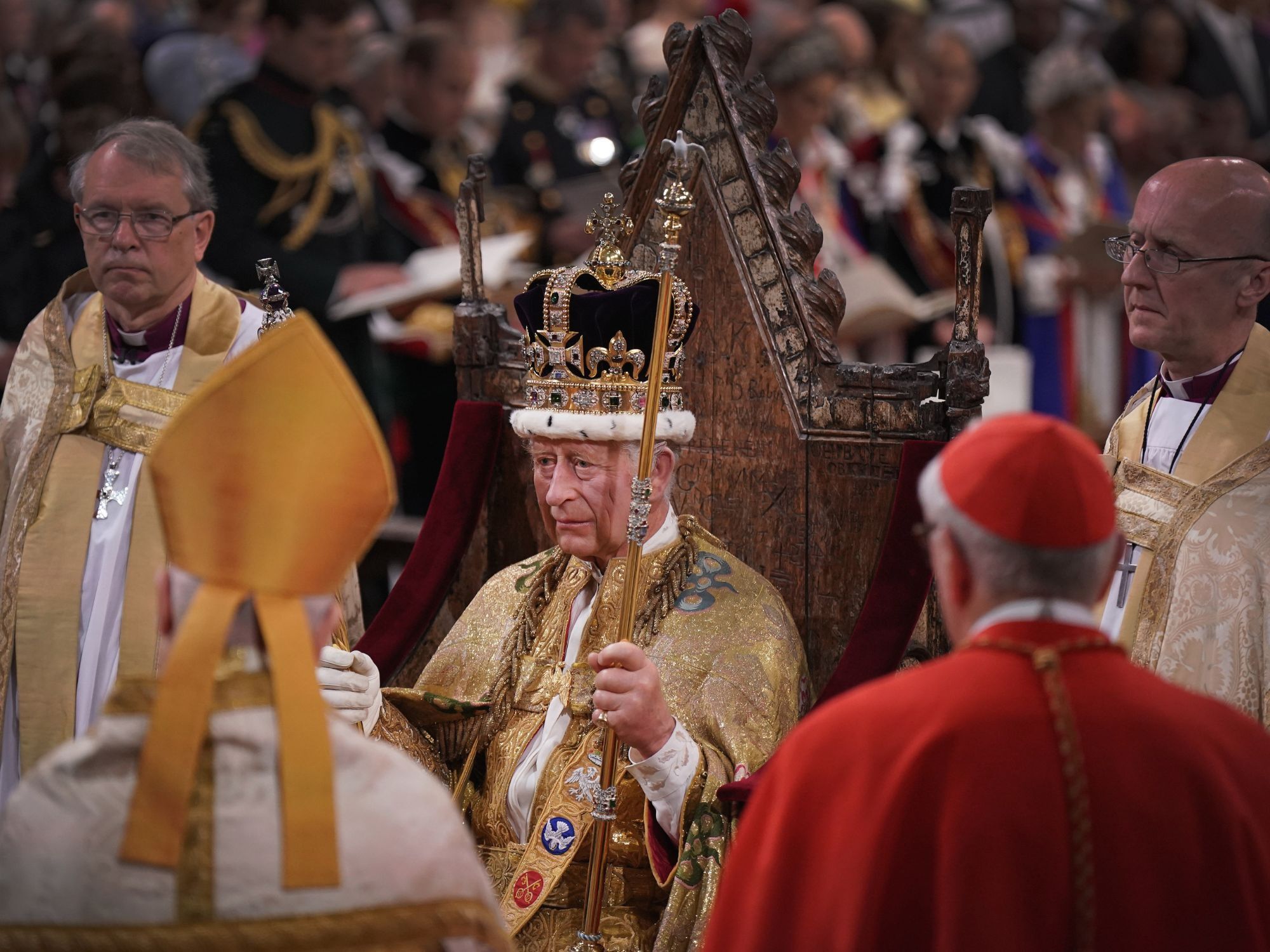 Ο βασιλιάς Κάρολος Γ', φορώντας το στέμμα του Αγίου Εδουάρδου, κατά τη διάρκεια της τελετής στέψης του στο Αβαείο του Γουέστμινστερ 
