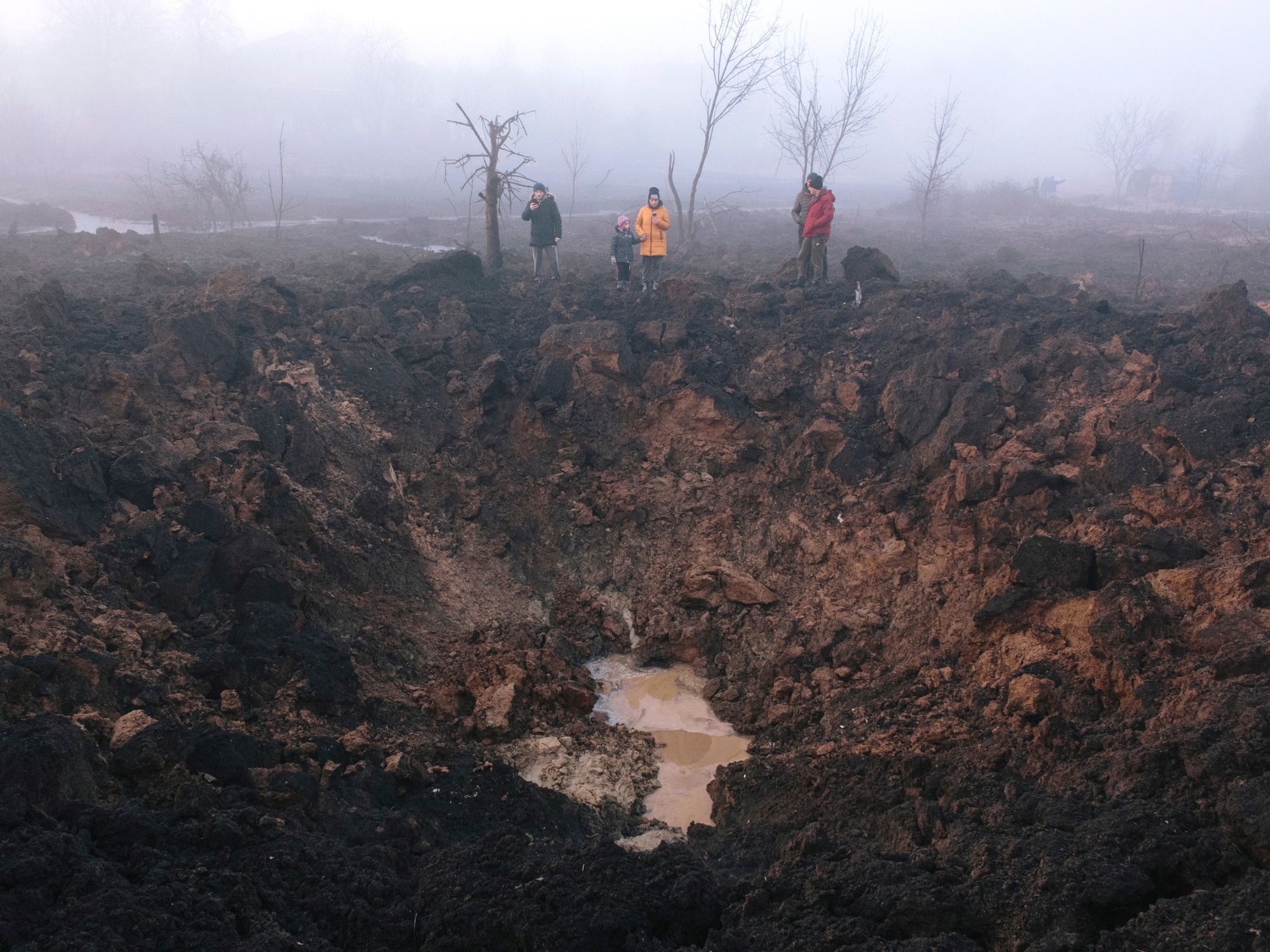 Kρατήρας βομβαρδισμού ενός πυραύλου στο Χάρκοβο της Ουκρανίας 