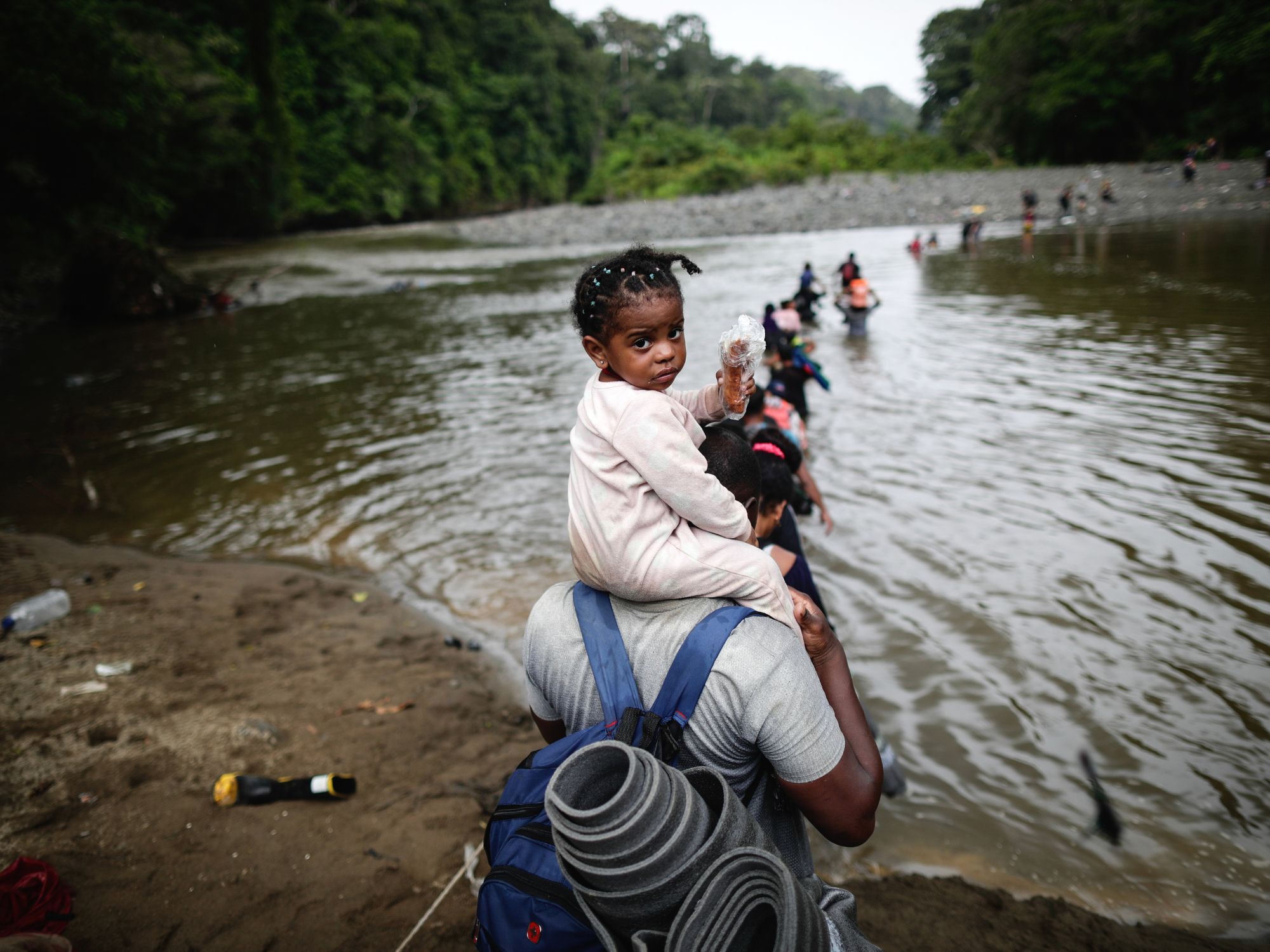 Μετανάστες διασχίζουν τον ποταμό Turquesa στη ζούγκλα Darien στον Παναμά στις 14 Σεπτεμβρίου