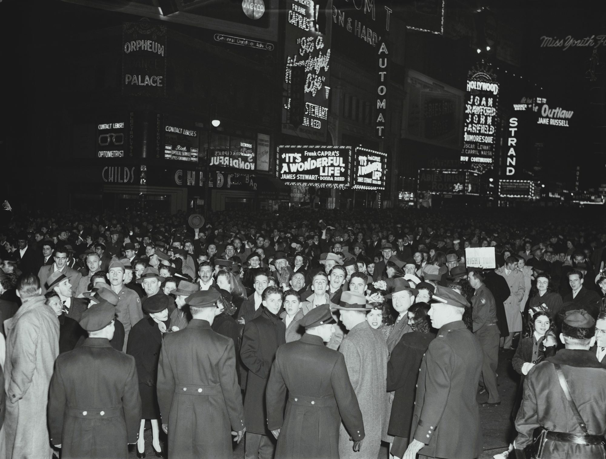 Ασυγκράτητος ενθουσιασμός για την είσοδο του 1947 στην Times Square της Νέας Υόρκης, με τα όργανα της τάξης να προσπαθούν να συγκρατήσουν την κοσμοπλημμύρα