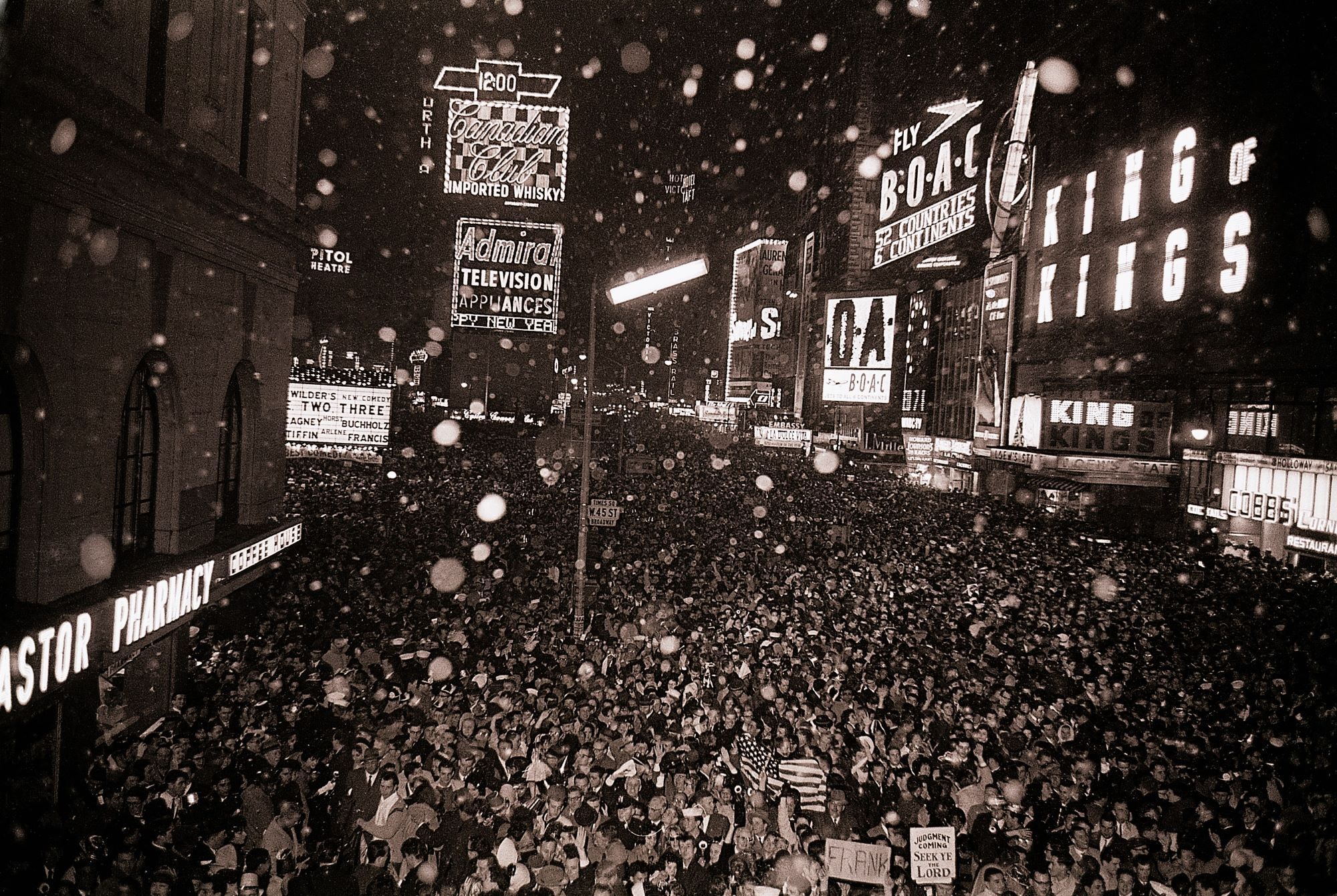Χιονονιφάδες και υδράργυρος στους 0 βαθμούς, αλλά τίποτα δεν μοιάζει ικανό να σταματήσει τους 600.000 που κατέκλυσαν την Times Square της Νέας Υόρκης για να καλωσορίσουν το 1962