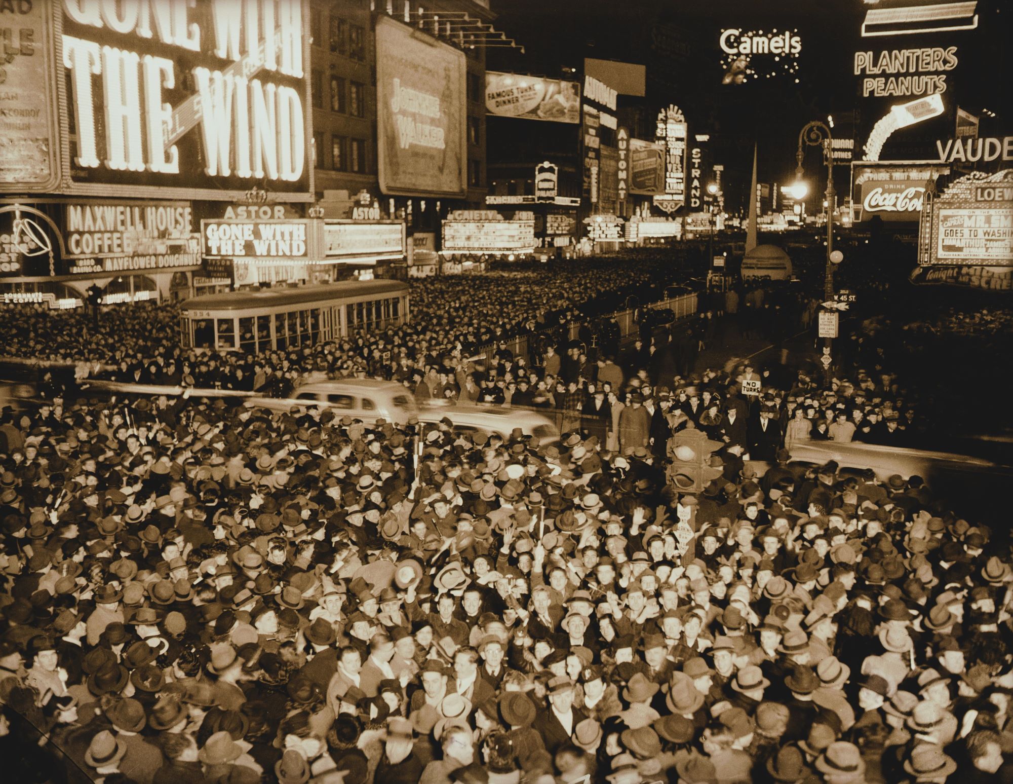 Το πλήθος αποχαιρετά το 1939 στην καθιερωμένη πλέον μαζική γιορτή έξω από το Astor Hotel, στην Times Square της Νέας Υόρκης