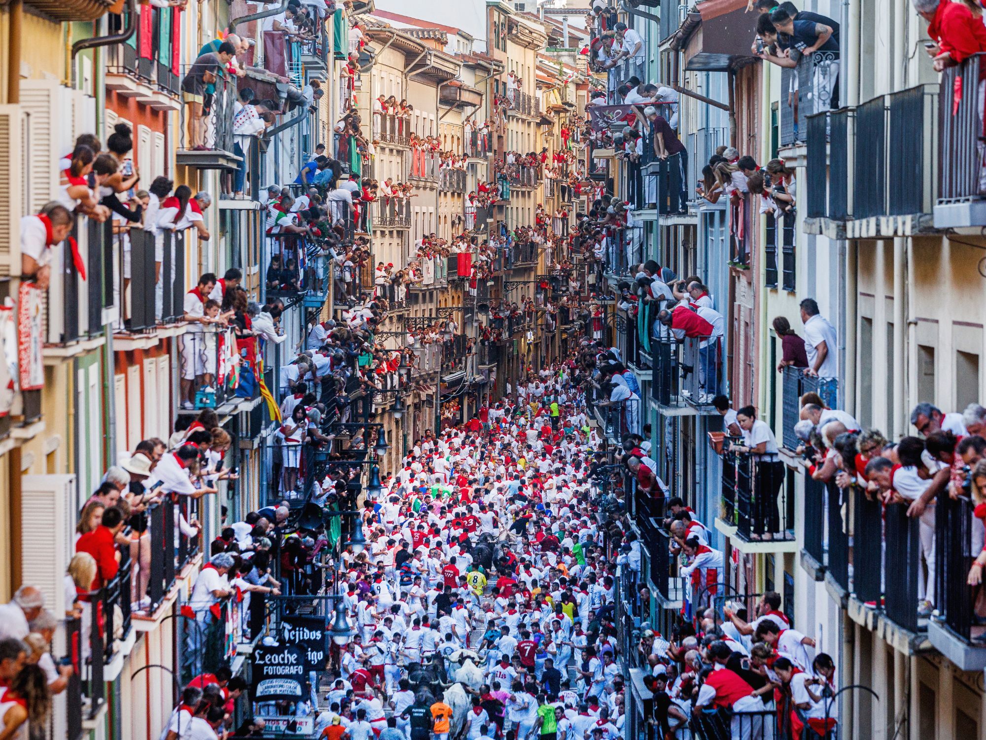 Στην Παμπλόνα της βόρειας Ισπανίας στις 14 Ιουλίου όπου διαδραματίζονται οι Σανφερμίνες, το μεγαλύτερο πανηγύρι της πόλης