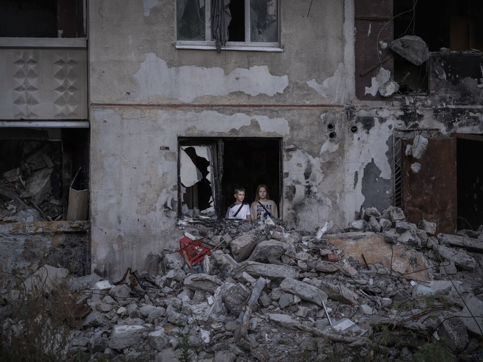 Οι 11χρονοι φίλοι βρίσκονται μέσα σε ένα κατεστραμμένο κτίριο μετά από μια ρωσική επίθεση στο Χάρκοβο της Ουκρανίας 