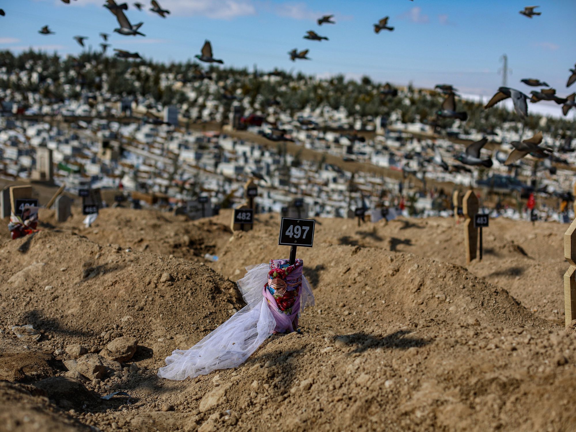 Το νεκροταφείο της πόλης Μαλάτια στην Τουρκία  μετά τον φονικό σεισμό της 13ης Φεβρουαρίου 2023