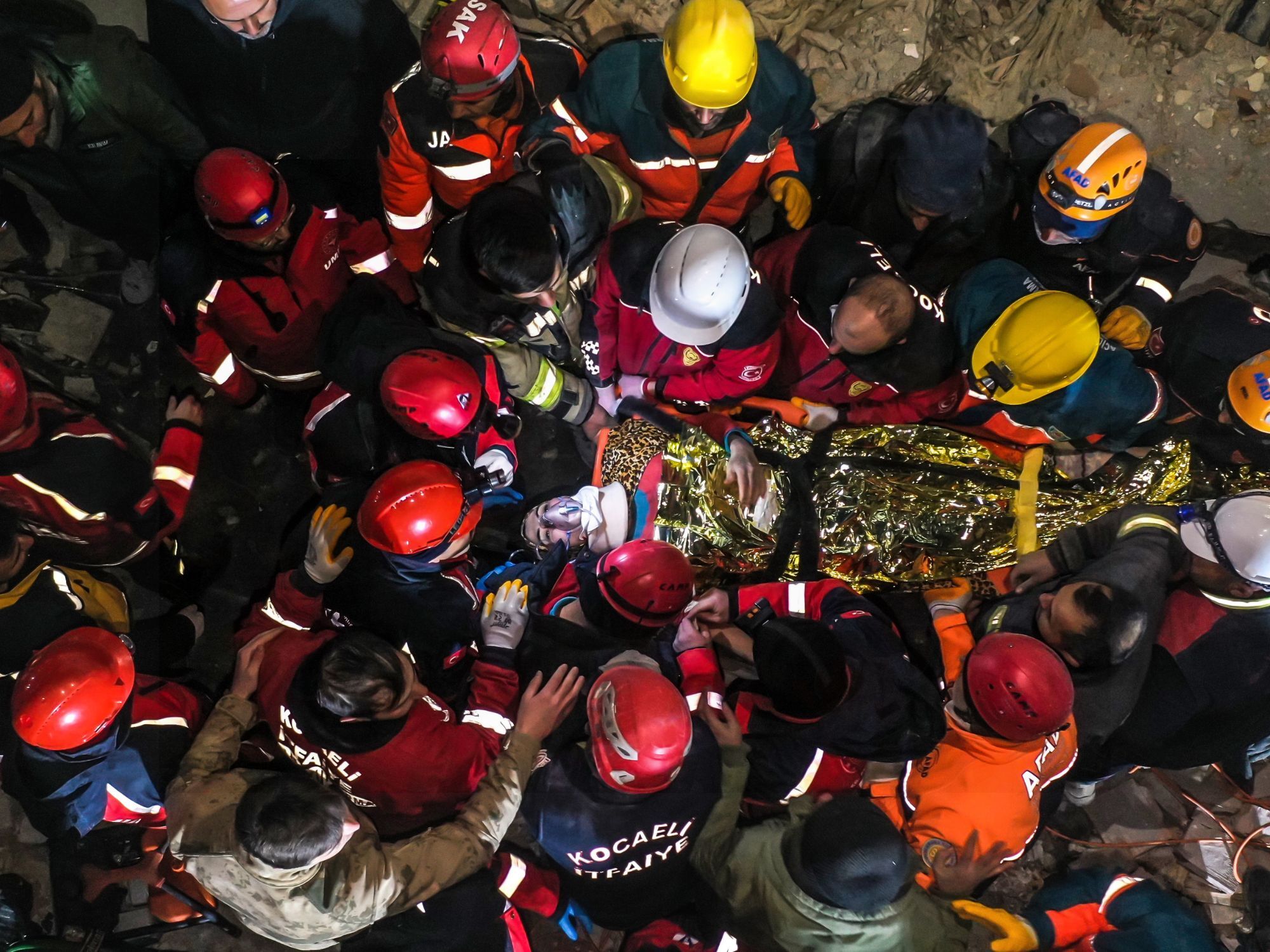 Ο Faez Ghanam και η σύζυγός του Fatma σώζονται από τα ερείπια ενός κτιρίου μετά από τον σεισμό στην Τουρκία