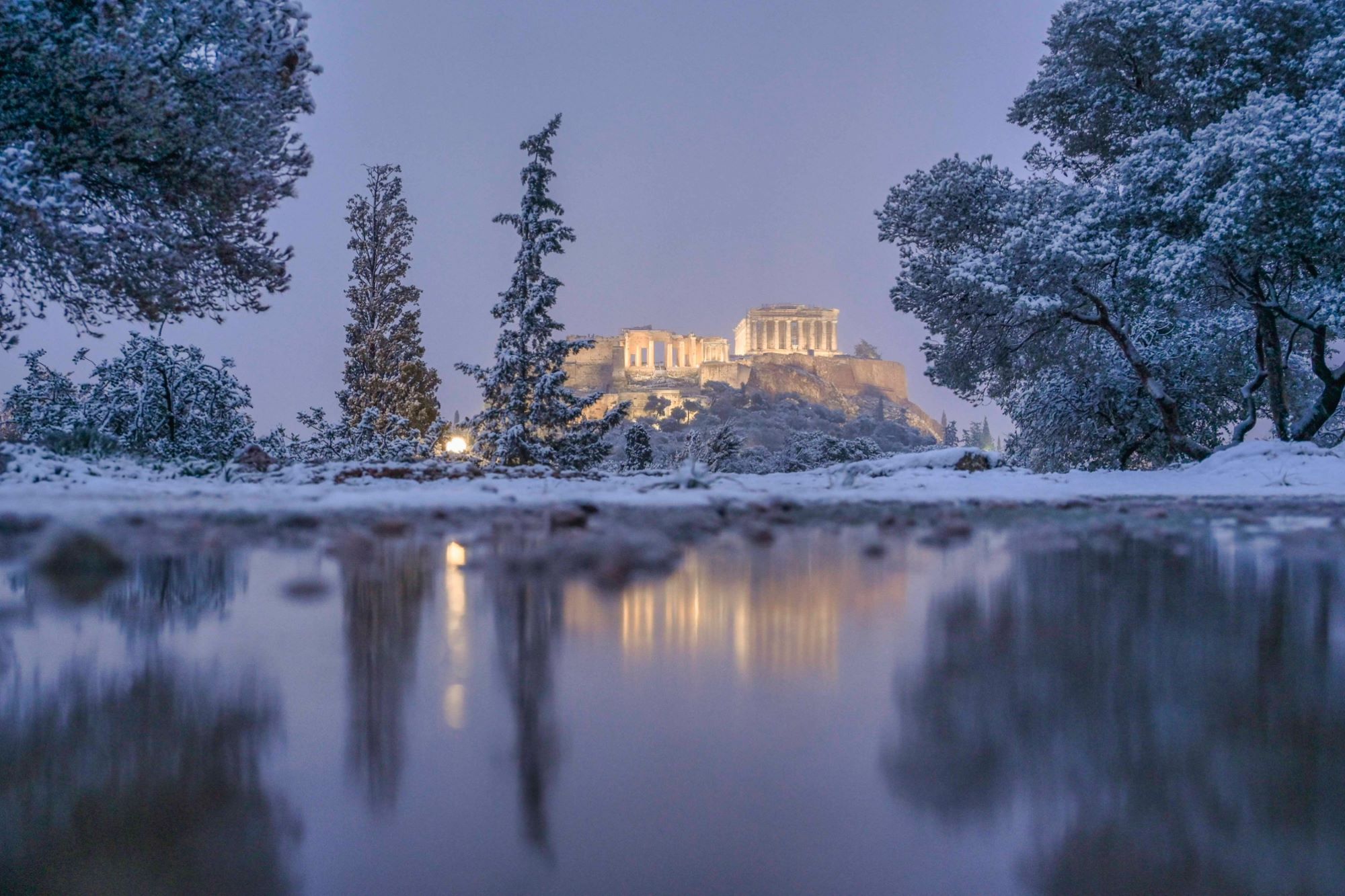 Η Ακρόπολη, όπως καταγράφηκε από τον λόφο Φιλοπάππου στη διάρκεια της κακοκαιρίας Μπάρμπαρα, 6 Φεβρουαρίου 2023