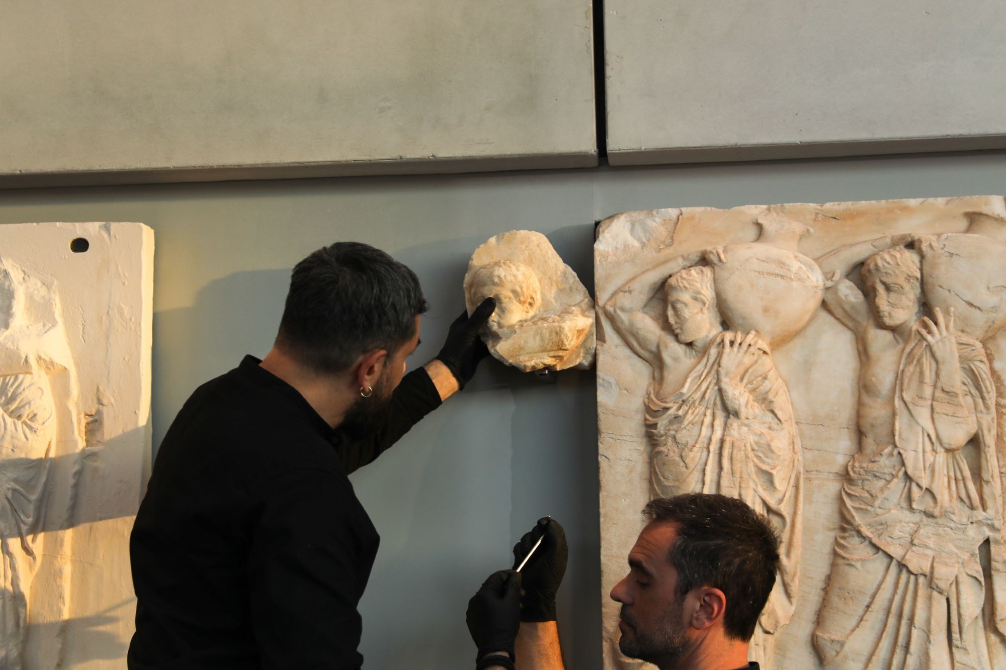 Τελετή επανένωσης τριών θραυσμάτων του Παρθενώνα, προσφορά του Πάπα Φραγκίσκου στον Αρχιεπίσκοπο Αθηνών Ιερώνυμο, Μουσείο Ακρόπολης, 24 Μαρτίου 2023