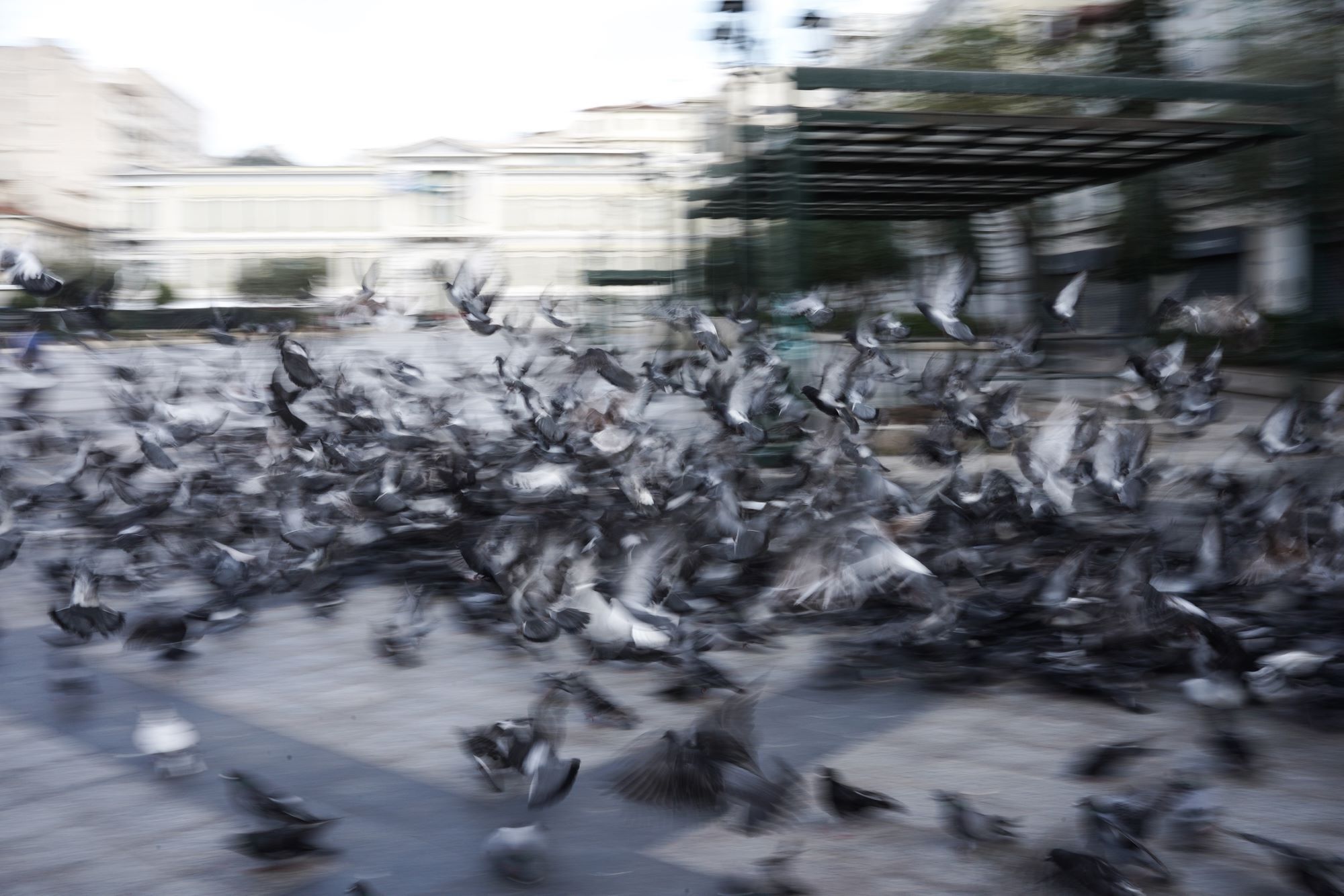 Στιγμιότυπο στη διάρκεια συγκέντρωσης στο Δημαρχείο Αθηνών, για τη στήριξη της 12χρονης από τα Σεπόλια, θύμα κυκλώματος παιδοβιαστών, 11 Απριλίου 2023