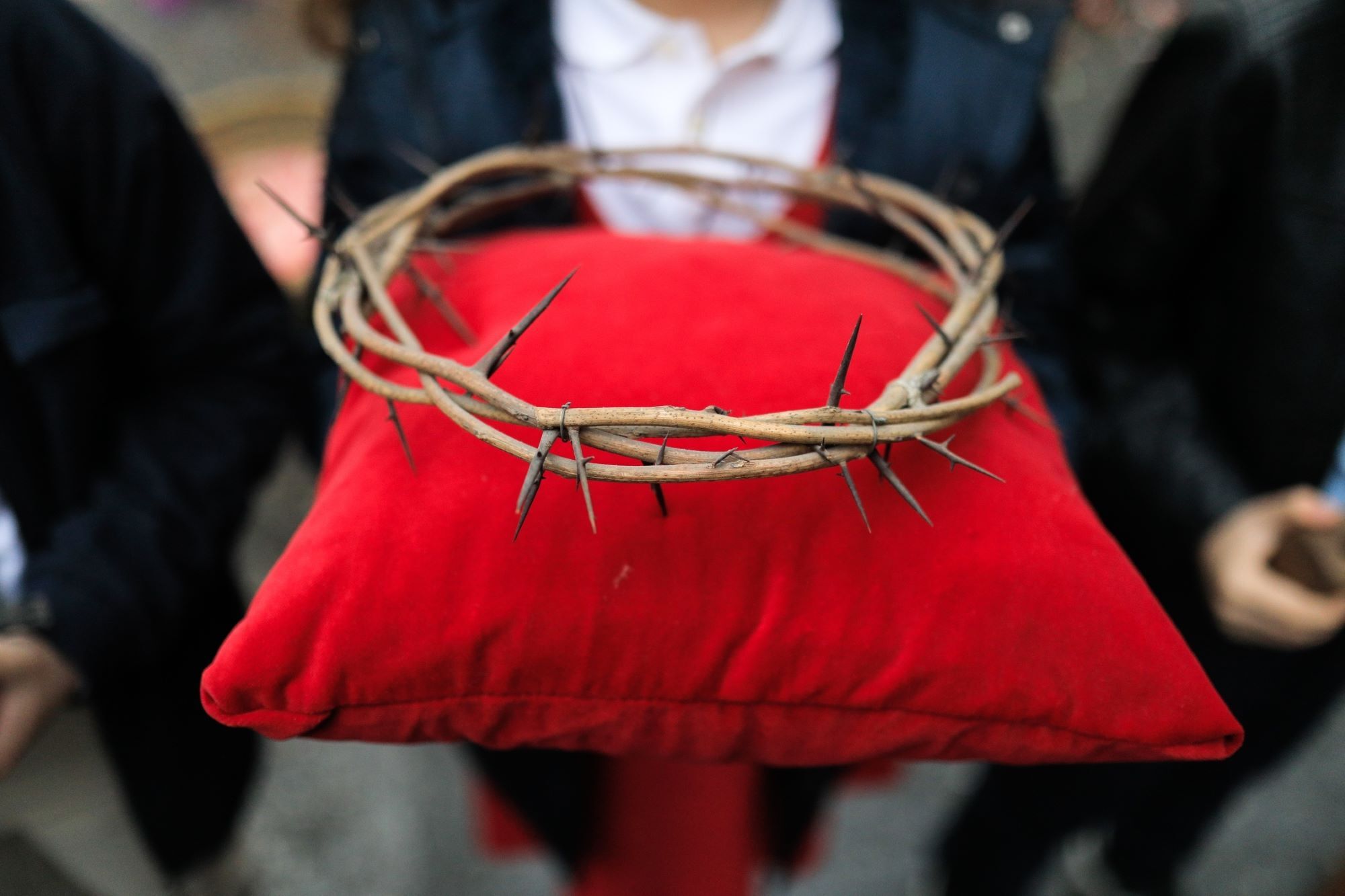 Περιφορά του επιταφίου στον Ιερό Καθολικό Καθεδρικό Ναό της Αμιάντου Συλλήψεως της Θεοτόκου, Μεγάλη Παρασκευή, Θεσσαλονίκη, 14 Απριλίου 2023