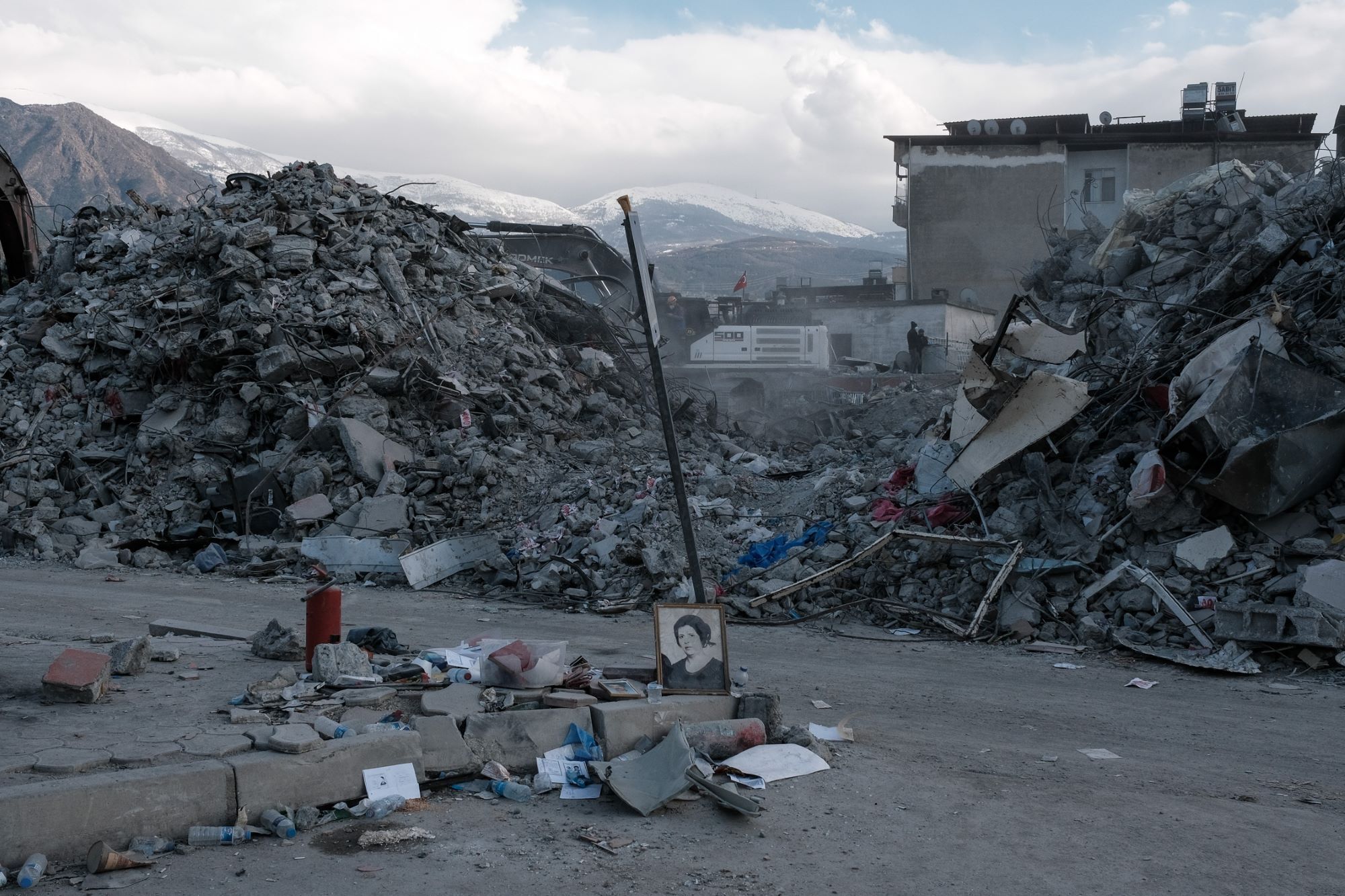 Η φωτογραφίας μιας άγνωστης γυναίκας στα συντρίμμια κτιρίου που έχει καταρρεύσει στην Αλεξανδρέττα (Ισκεντερούν), από τον ισχυρό σεισμό των 7,5 Ρίχτερ στην Τουρκία, 10 Φεβρουαρίου 2023