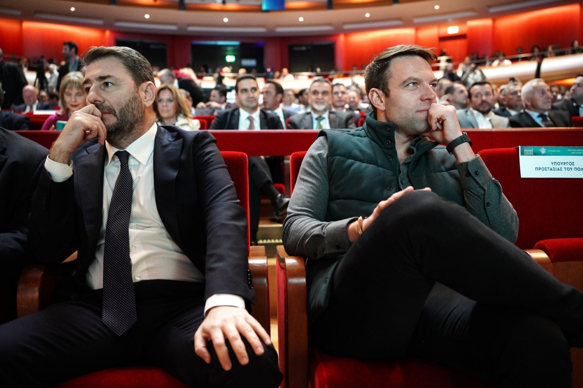 Νίκος Ανδρουλάκης και Στέφανος Κασσελάκης στη διάρκεια της απονομής των βραβείων «Βιώσιμης – Καινοτόμου & Υπεύθυνης Επιχειρηματικότητας», στο Κέντρο Πολιτισμού Ίδρυμα «Σταύρος Νιάρχος», 27 Νοεμβρίου 2023