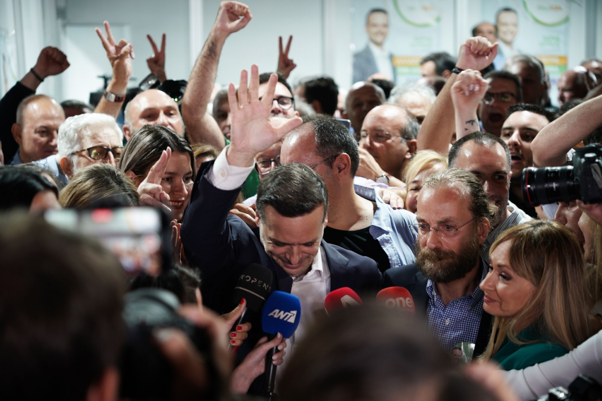 Κόσμος υποδέχεται τον Χάρη Δούκα στο εκλογικό του περίπτερο, μετά τη νίκη του στον β΄ γύρο των εκλογών για τον Δήμο Αθηναίων, στις 15 Οκτωβρίου 2023