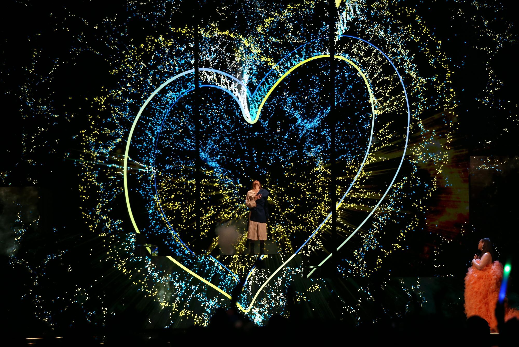 Ο Ουκρανός τραγουδιστής Alyosha με τη Βρετανίδα τραγουδίστρια Rebecca Ferguson σε στιγμιότυπο του πρώτου ημιτελικού της Eurovision στο Λίβερπουλ, όπου φιλοξενήθηκε ο 67ος διαγωνισμός για λογαριασμό της Ουκρανίας