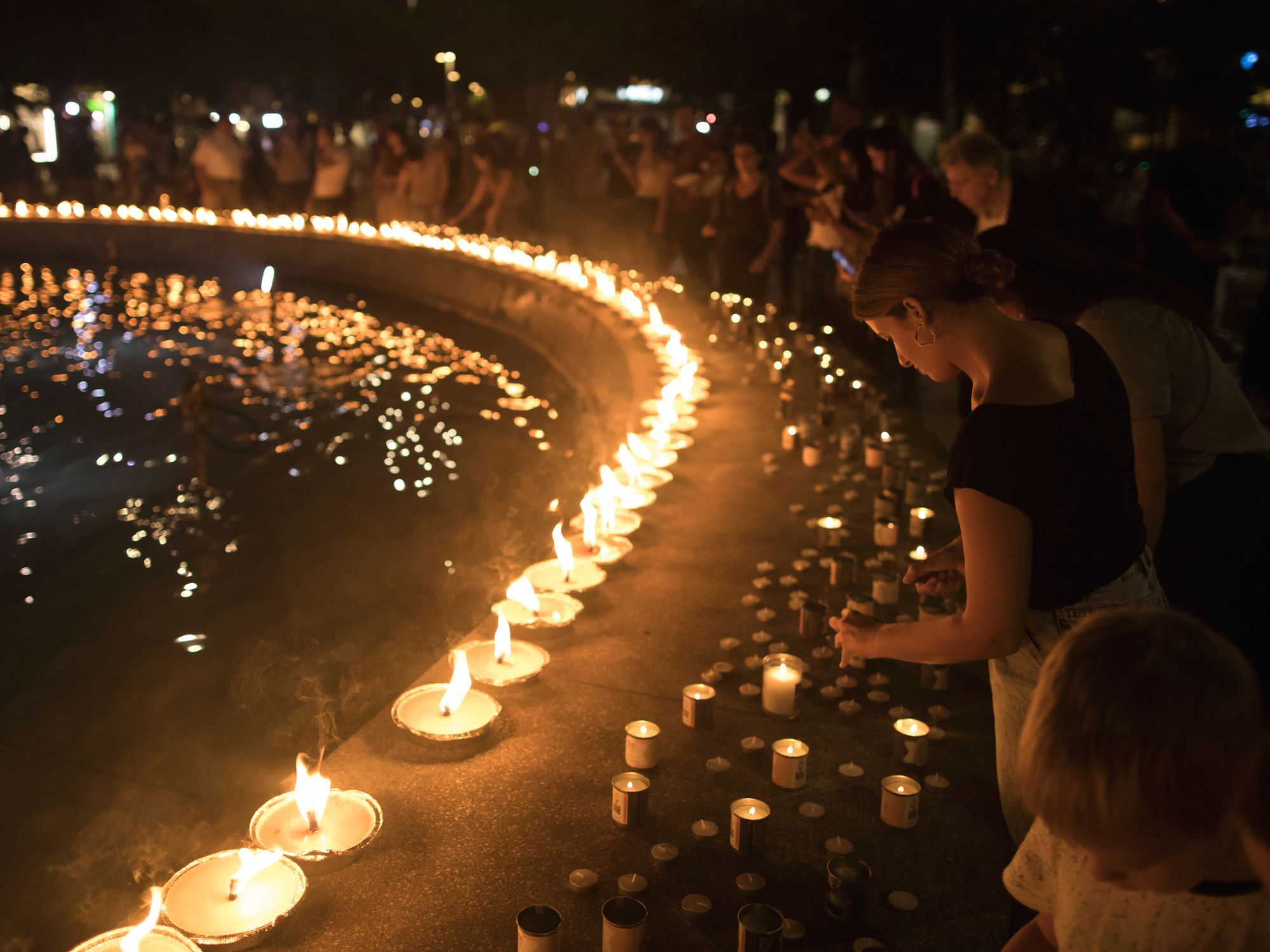 Η πλατεία Ντίζινγκοφ στις 12 Οκτωβρίου 2023 στο Τελ Αβίβ του Ισραήλ γέμισε κεριά που ανάβουν πολίτες στη μνήμη των αμάχων και των στρατιωτών που σκοτώθηκαν αλλά και στων ομήρων που παραμένουν στα χέρια της Χαμάς.