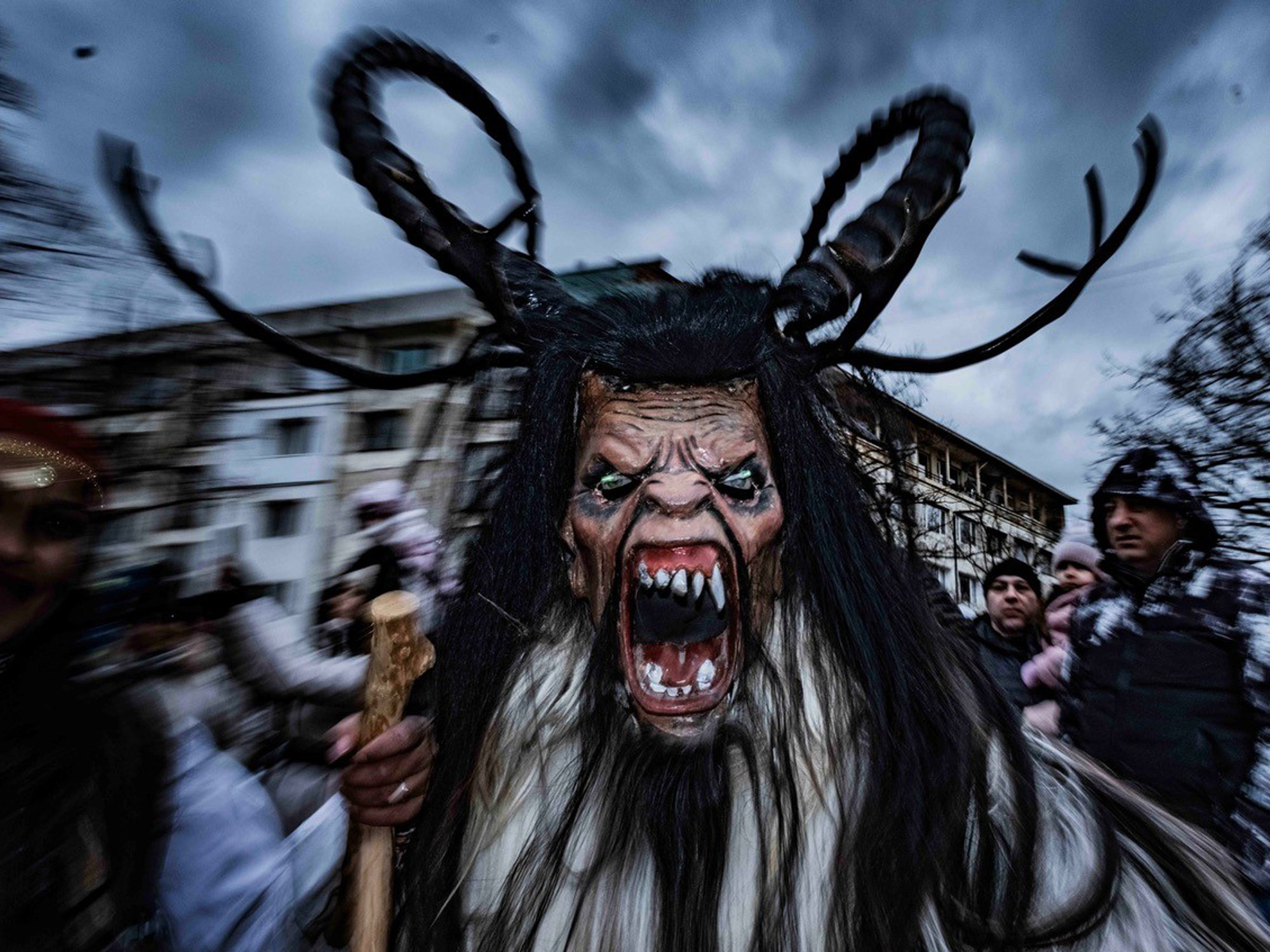 Surva Festival: Ένα Photo Story του Τάσσου Βρετού από την καρναβαλική γιορτή στη Βουλγαρία