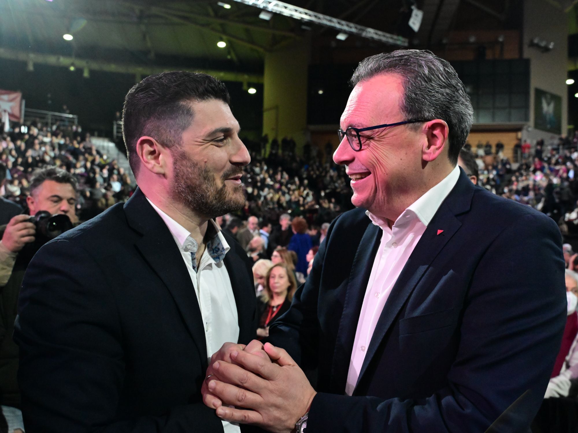 Ο Διονύσης Τεμπονέρας με τον αρχηγό της ΚΟ του ΣΥΡΙΖΑ Σωκράτη Φάμελλο