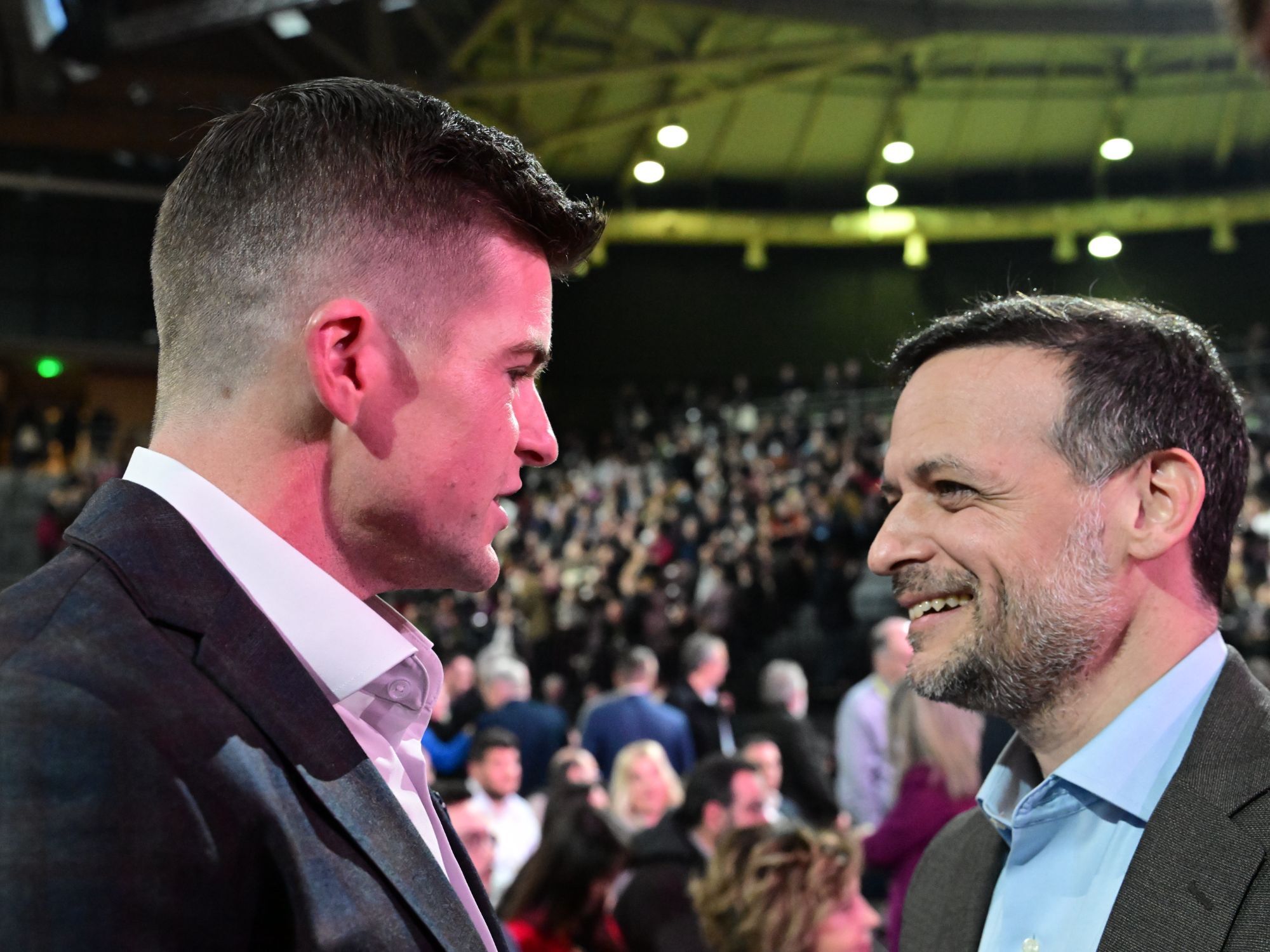 Ο Τάιλερ Μάκμπεθ στη συνομιλία του με τον Χάρη Δούκα