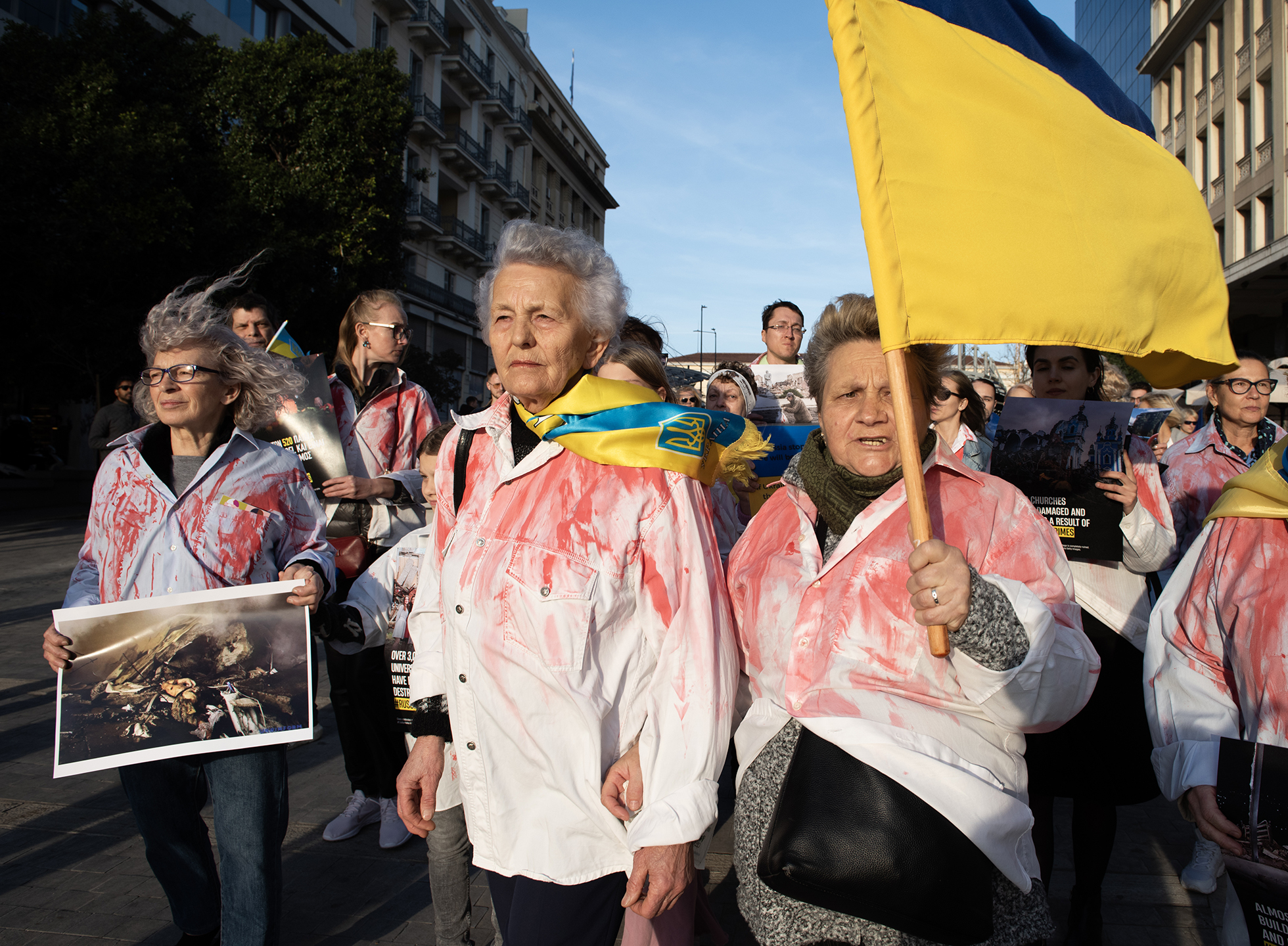 Δύο χρόνια από τη ρωσική εισβολή στην Ουκρανία: Φωτορεπορτάζ από την ειρηνική πορεία υποστήριξης της Ουκρανίας στην Αθήνα