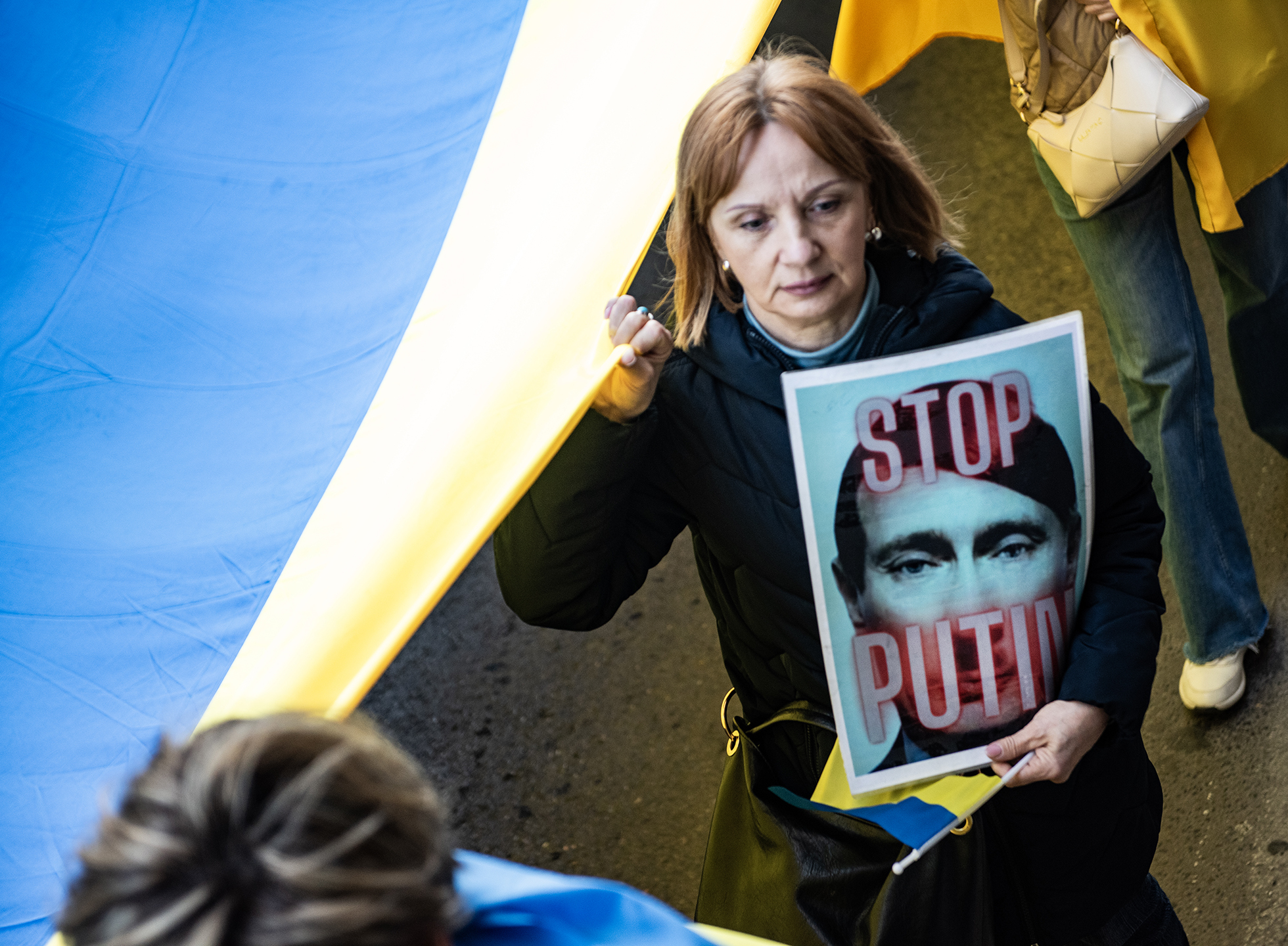 Δύο χρόνια από τη ρωσική εισβολή στην Ουκρανία: Φωτορεπορτάζ από την ειρηνική πορεία υποστήριξης της Ουκρανίας στην Αθήνα